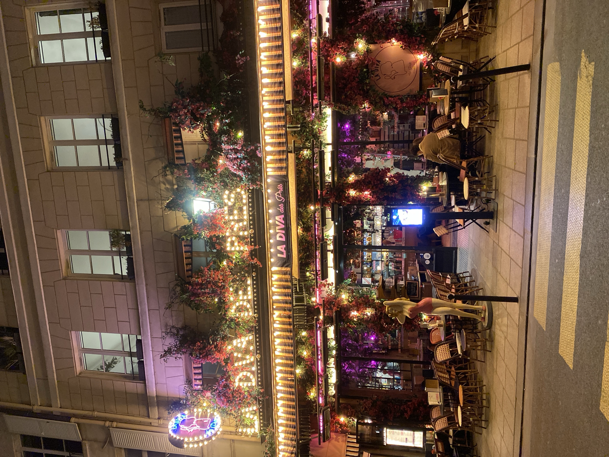 Parisian restaurant LA DIVA des Prés draws evening crowd