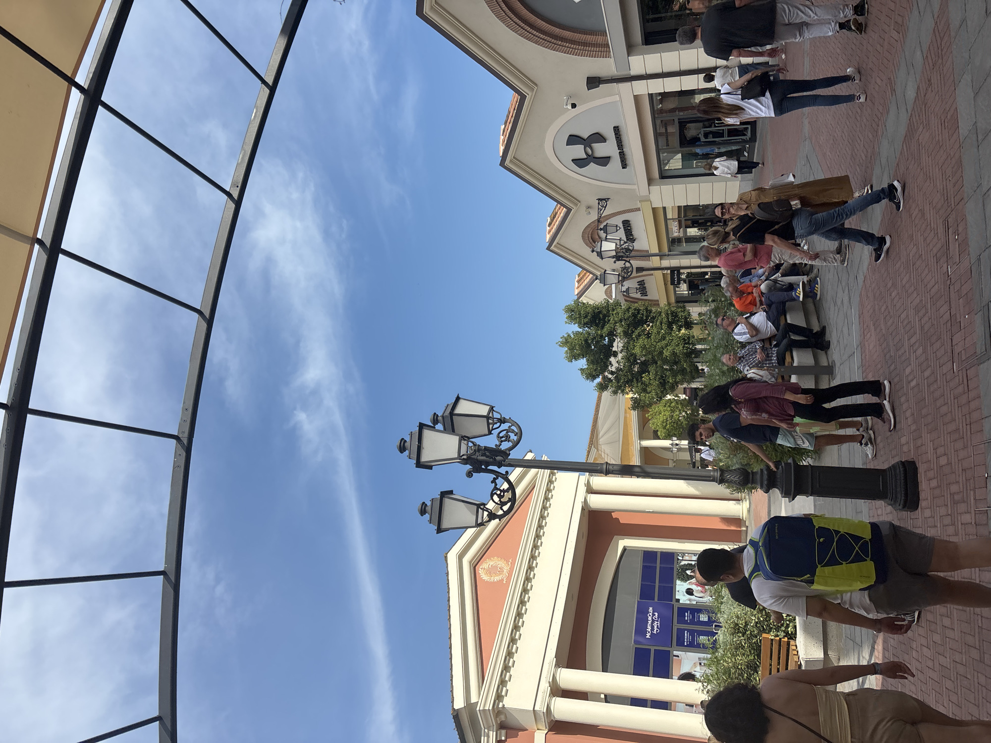Afternoon shopping trip documented at Rome designer outlet