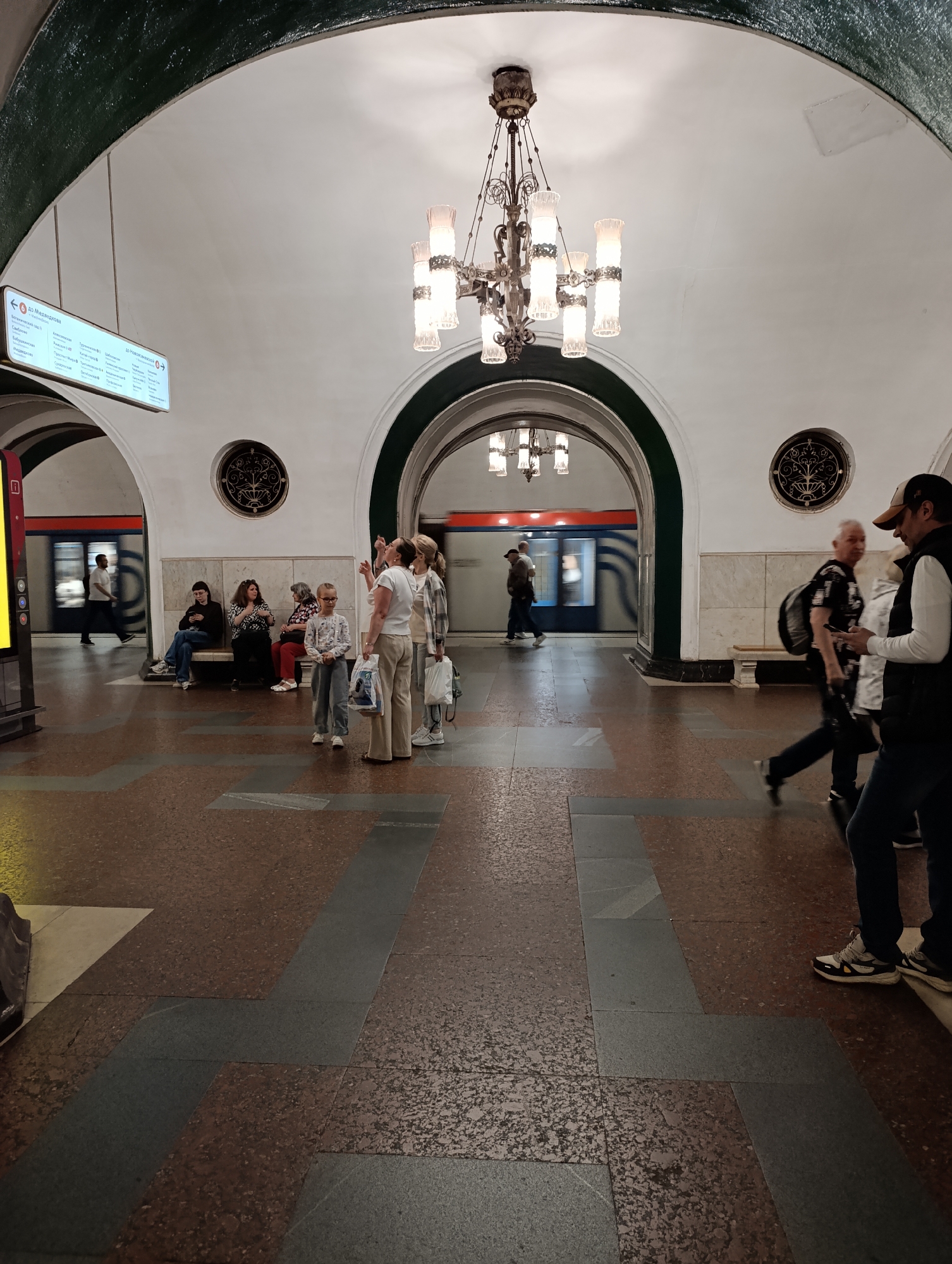 Afternoon scenes documented at Moscow's VDNKh exhibition park