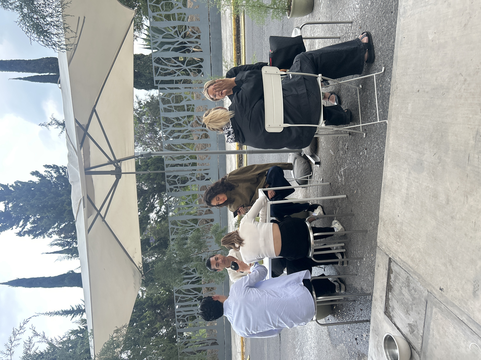 Six people gather at outdoor café in Puebla
