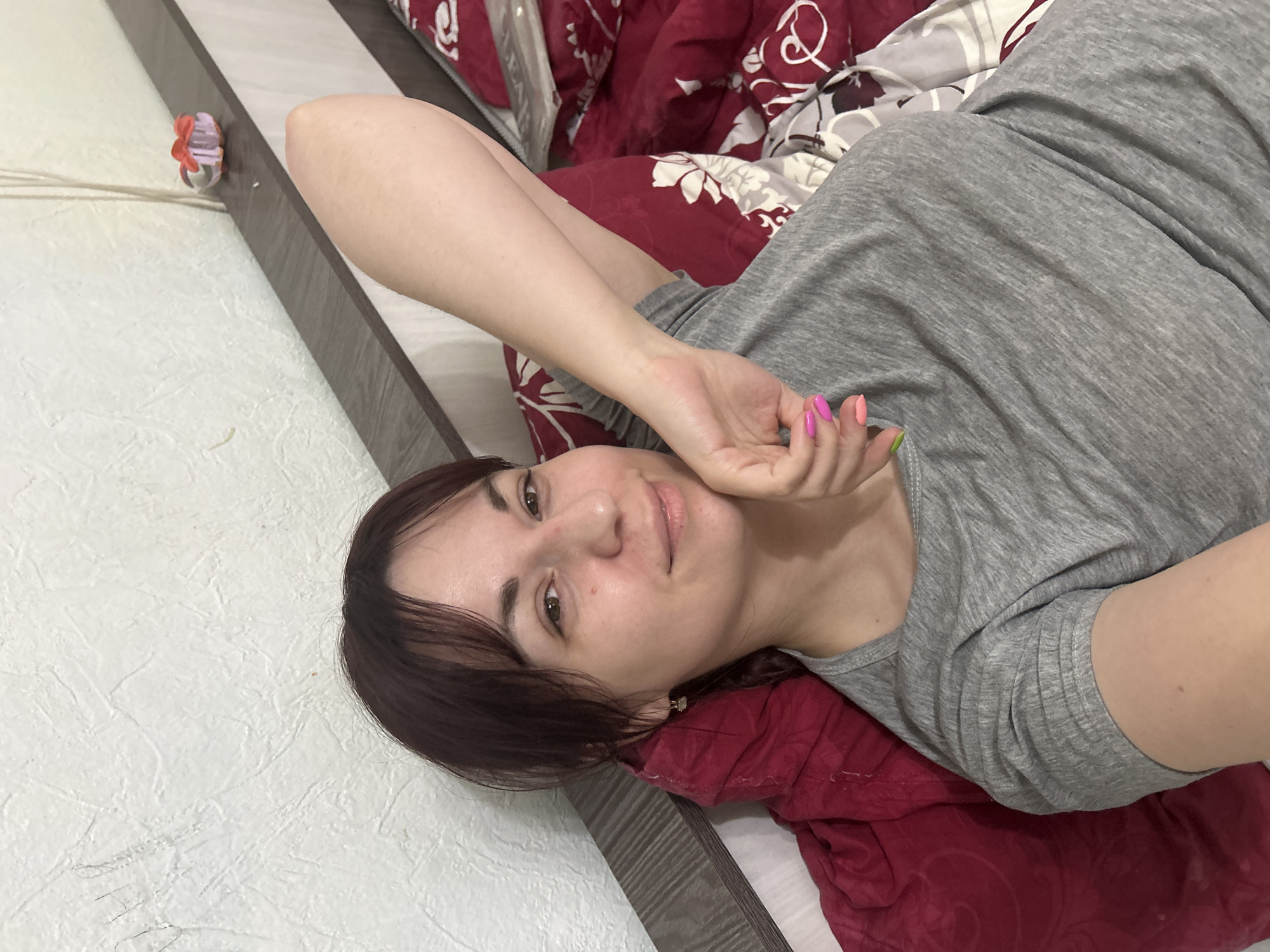Casual bedroom self-portrait on a red pillow, Foki