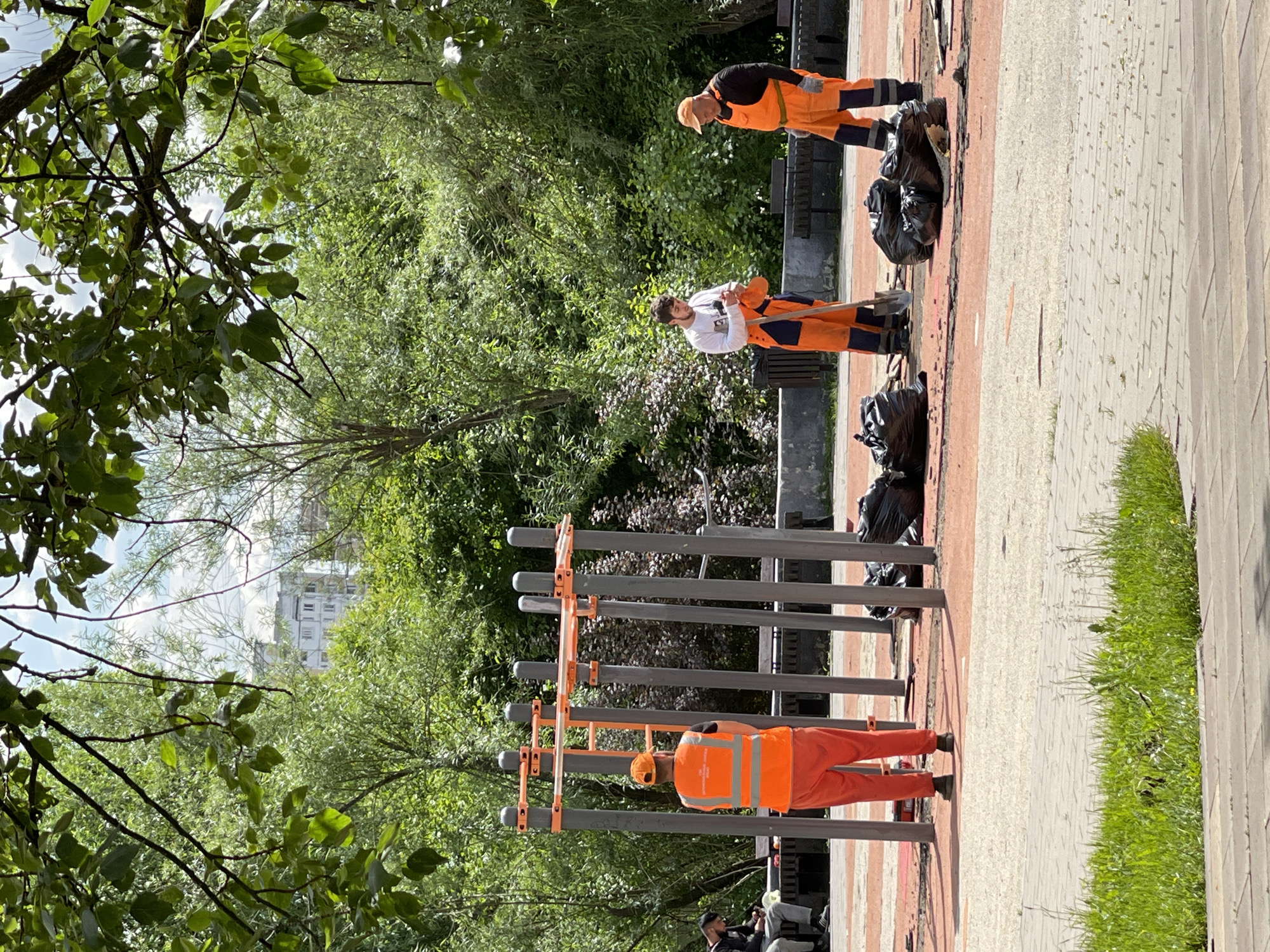 Moscow park visitors document routine maintenance, recreation during morning hours