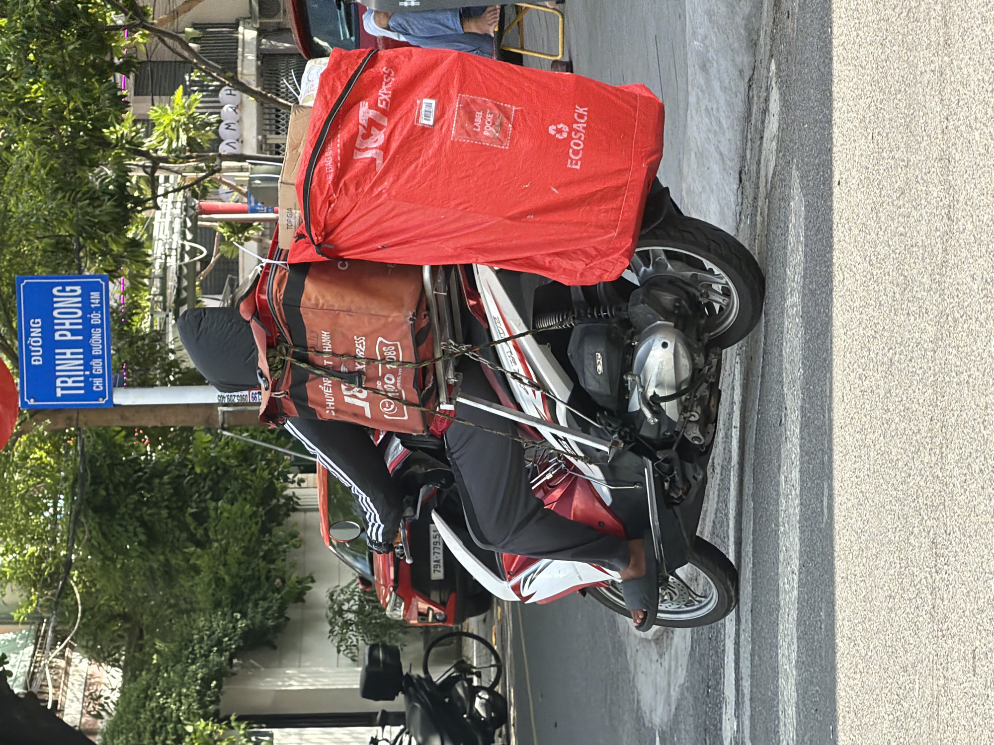 Morning street life documented in Nha Trang Ward, Vietnam