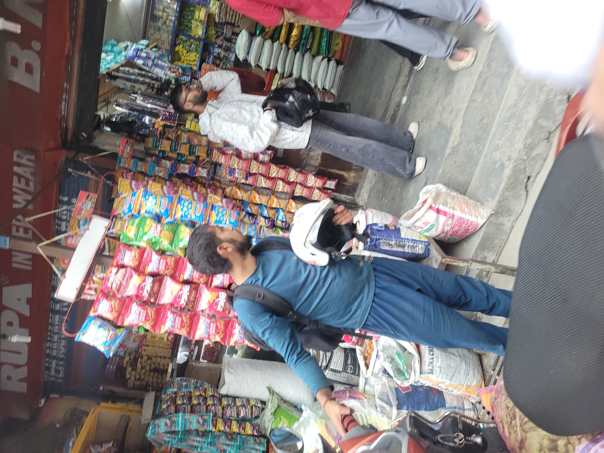 Street food, vendors, and crowds on Manali's mall road