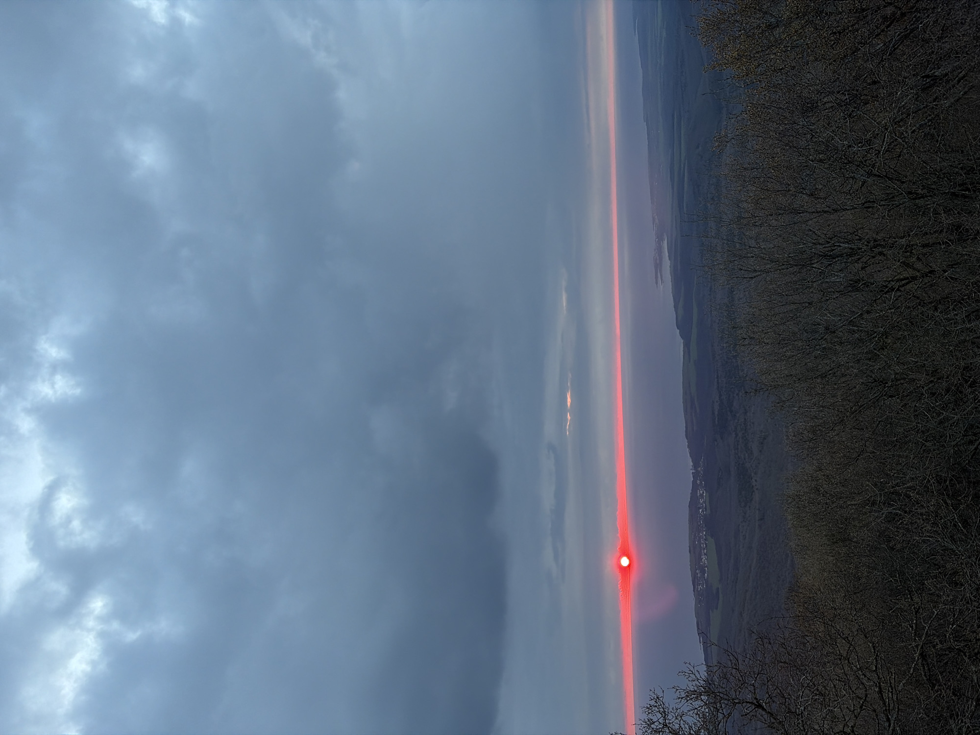 Red light observed in overcast sky near Brodilovo, Bulgaria