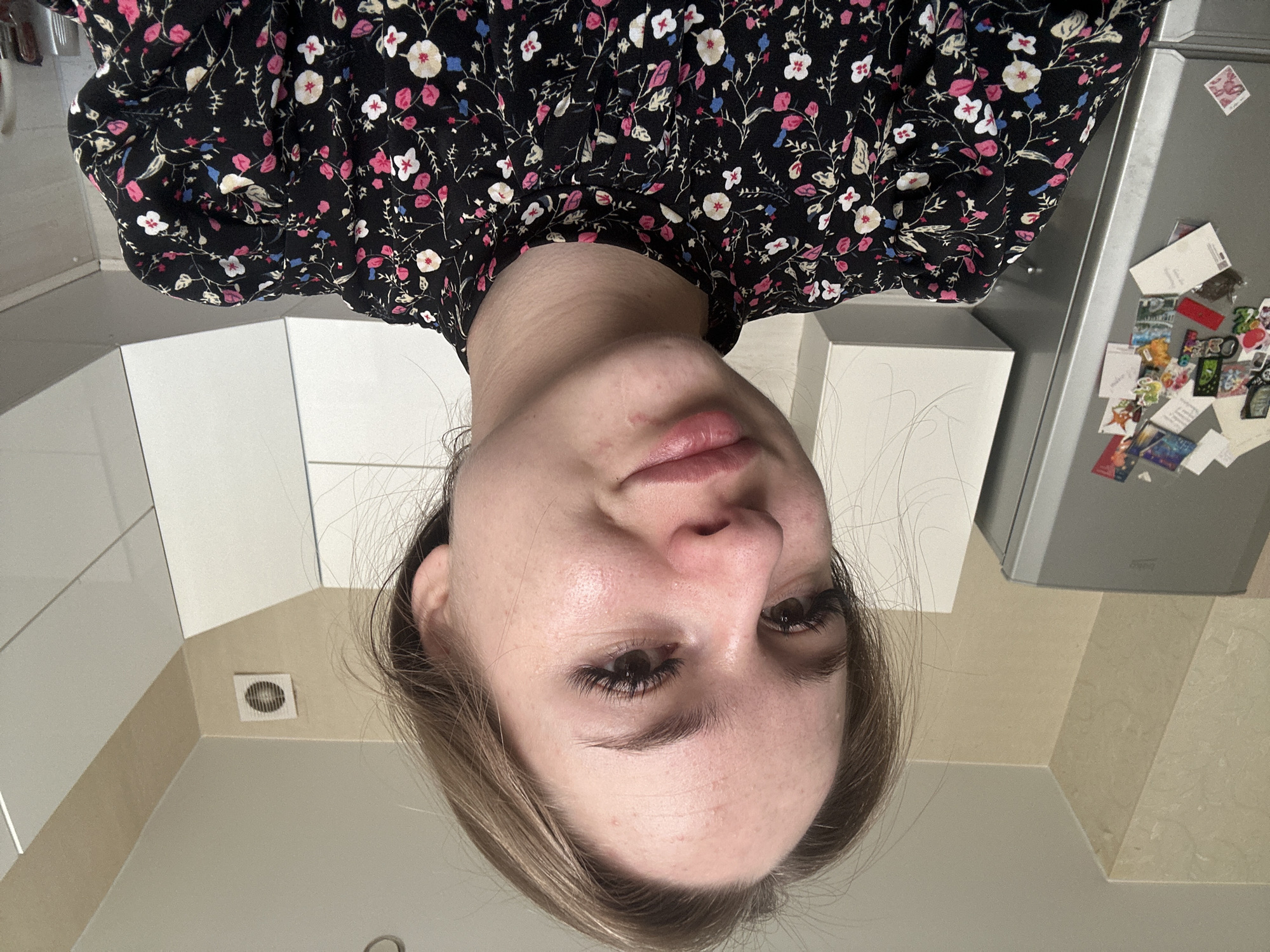Woman takes series of indoor selfies over 3-minute span