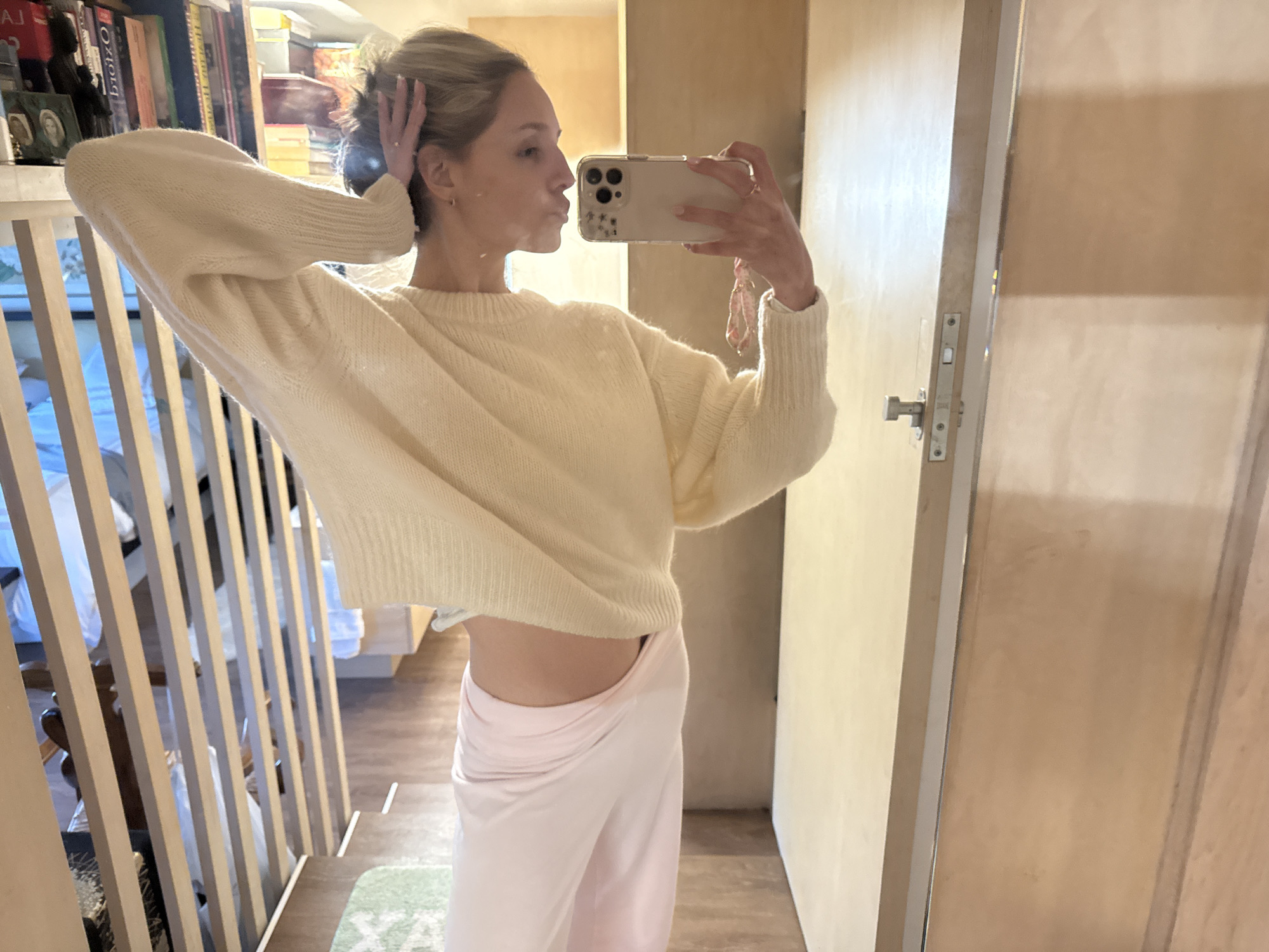 Casual outfit selfie session around a Mexico City apartment