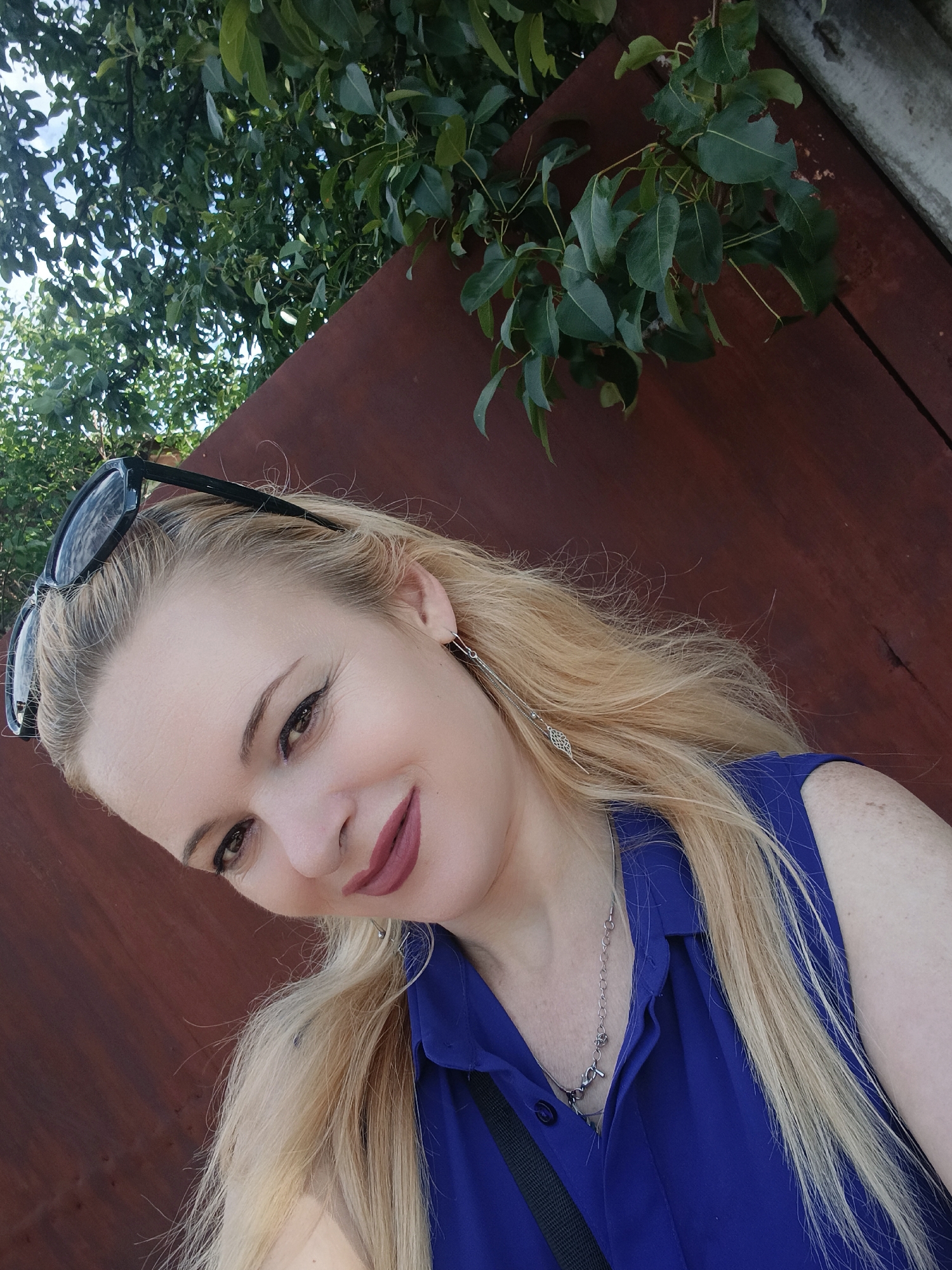 Summer morning in a Chernihiv garden: flowers, skies, and selfies