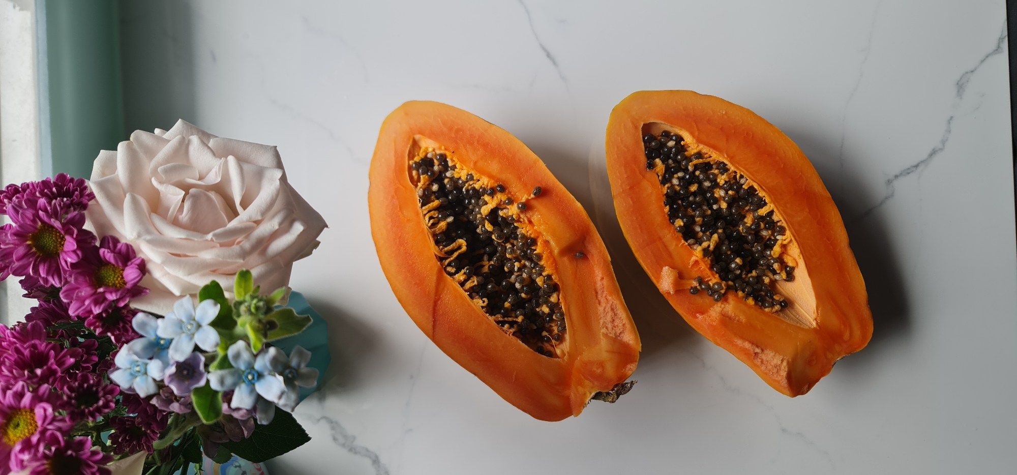 Morning scenes captured in Đà Nẵng: papaya, beachside parking