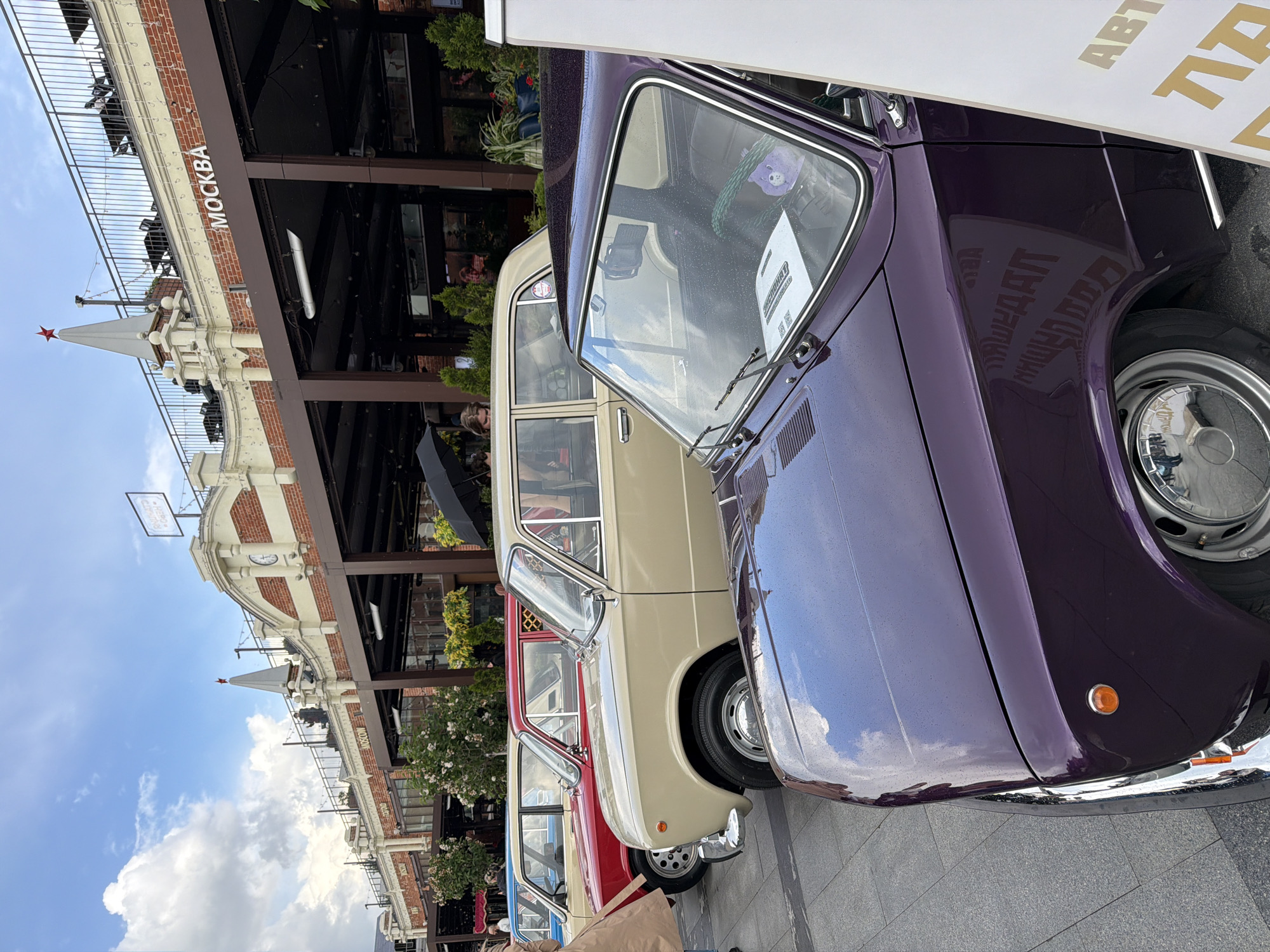 Classic Soviet cars draw crowds at Moscow vintage exhibition