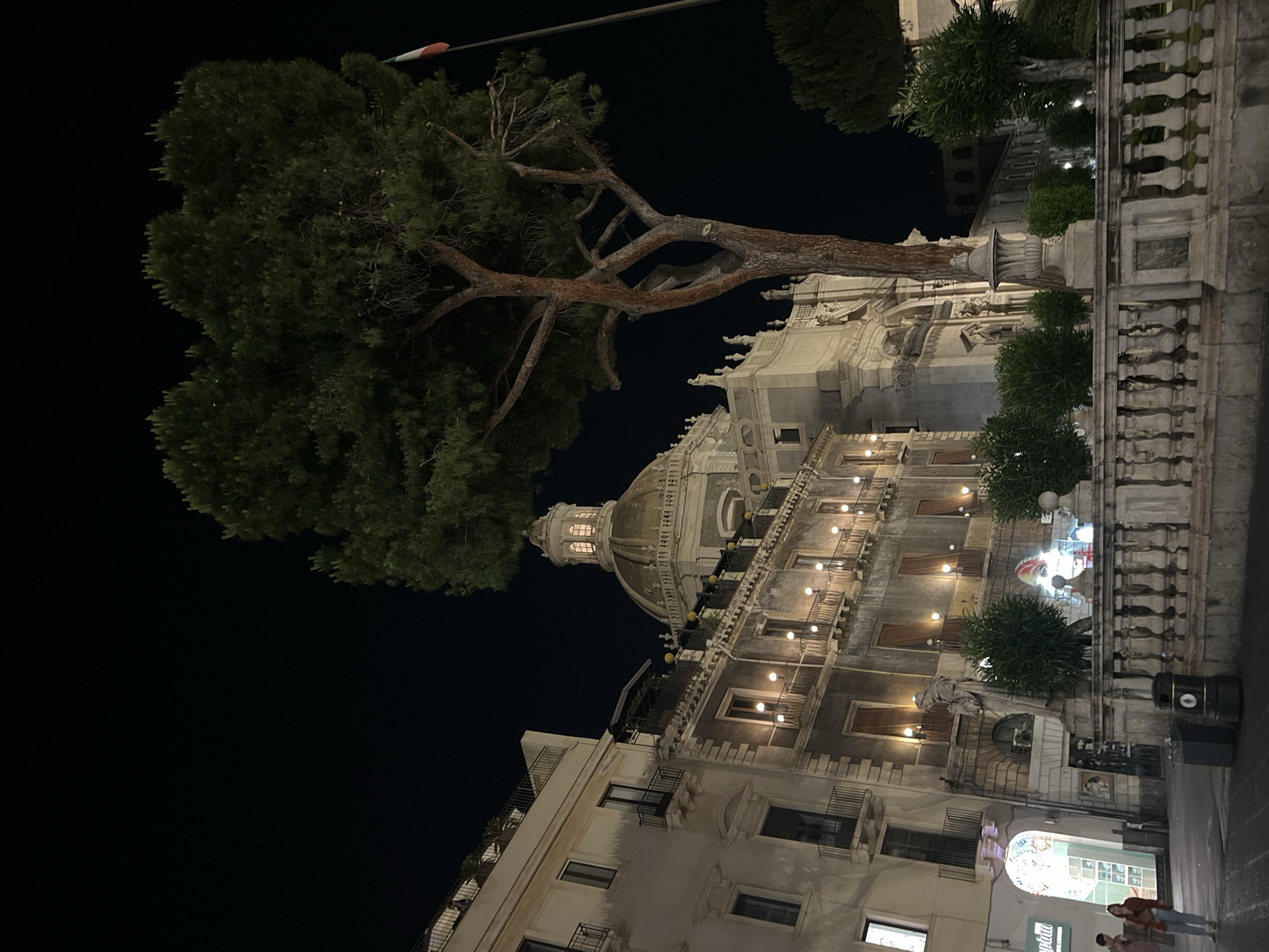 Evening stroll through illuminated Catania's historic squares and pizzeria