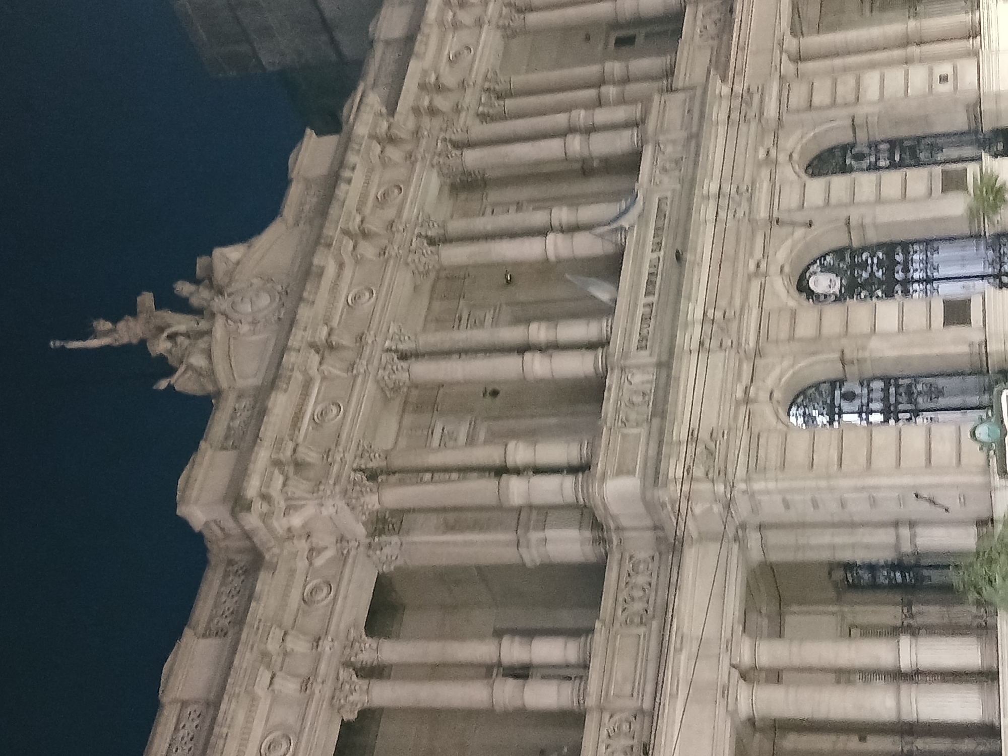 Night walk through Buenos Aires captures street life, architecture