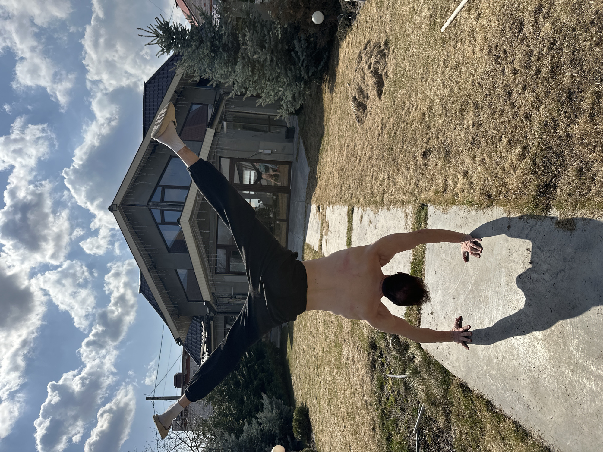 Man performs yard activities and acrobatics in Kursk residential area