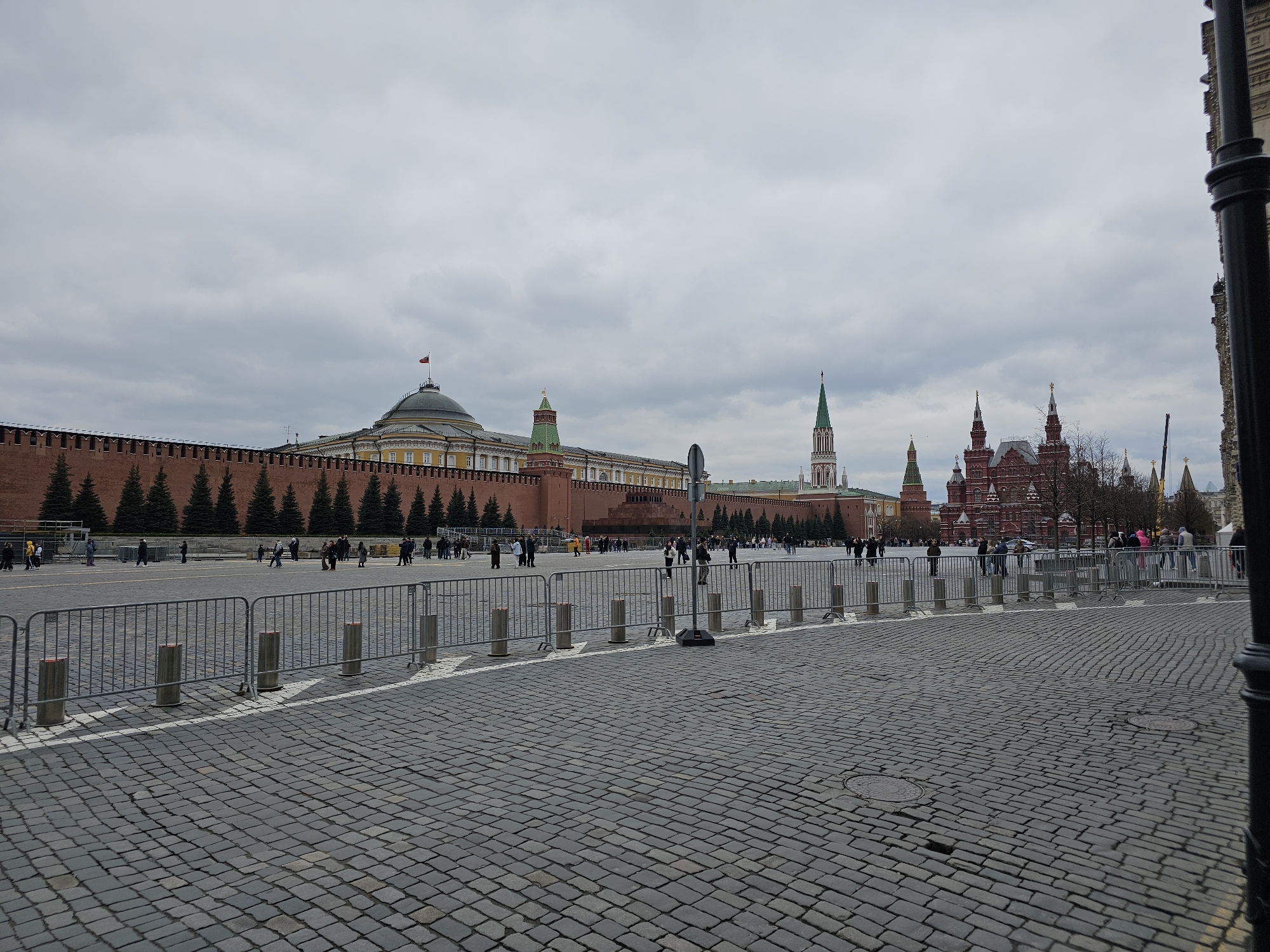 Spring morning scenes documented around Moscow's Red Square area