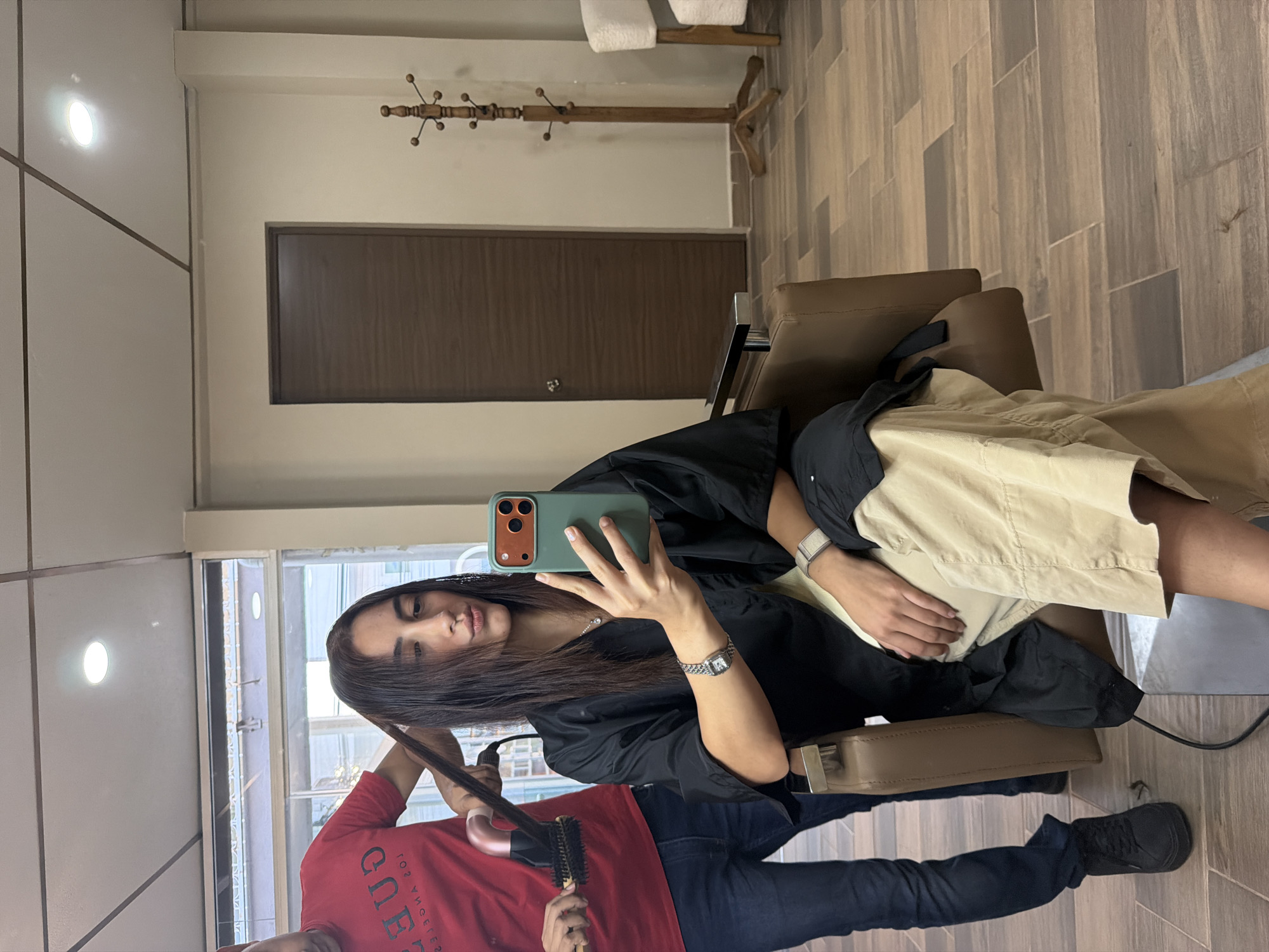 Woman documents salon visit and Starbucks delivery in Villahermosa