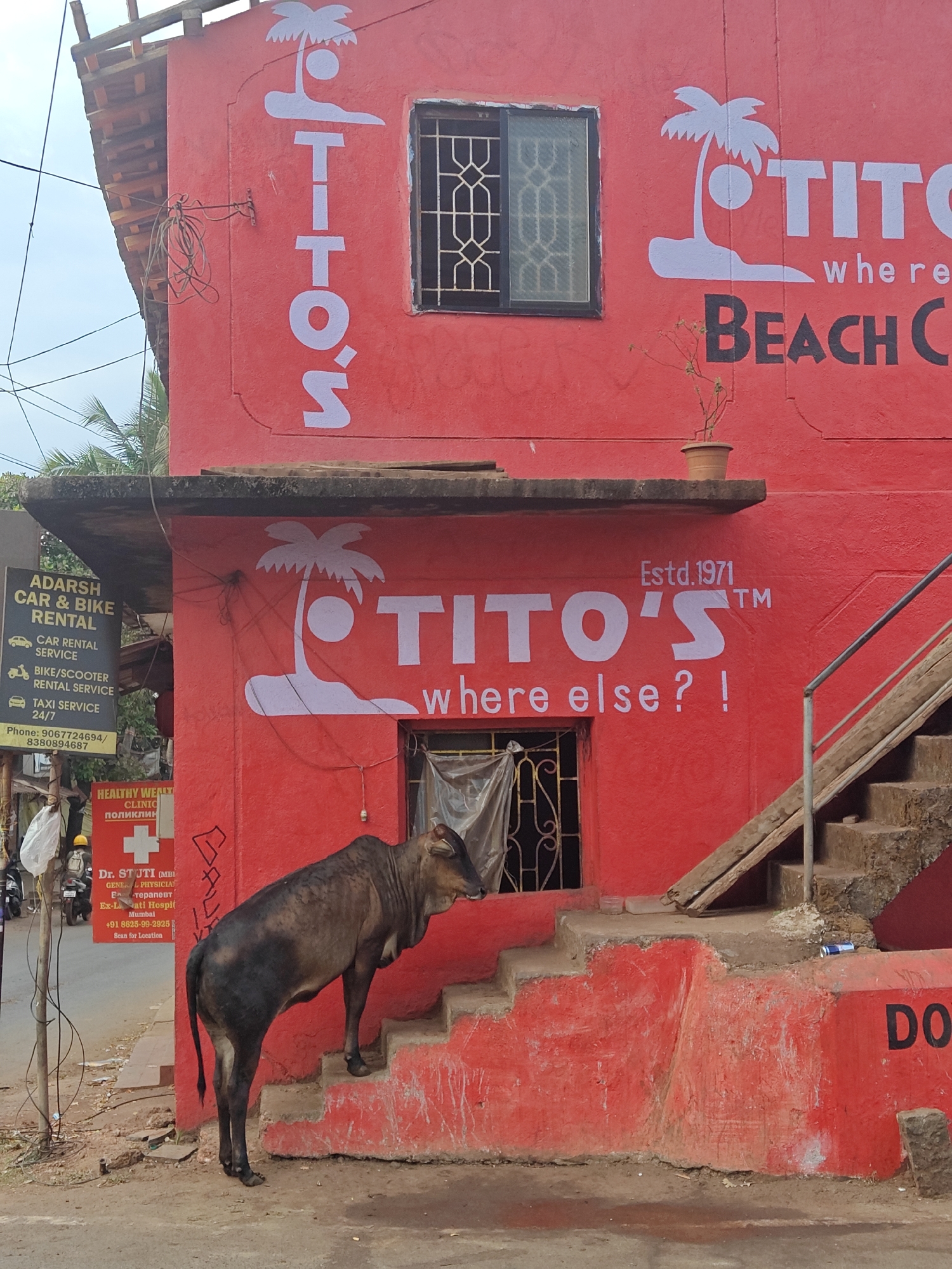 Morning scenes from Arambol: yoga school, restaurant, street food
