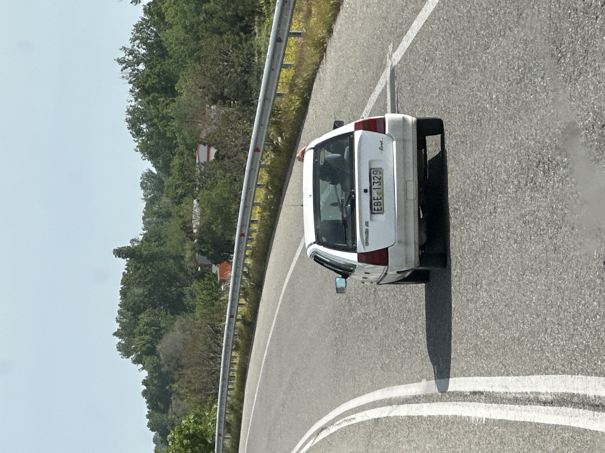 White Fiat observed on winding road near Κορνοφωλιά, Greece