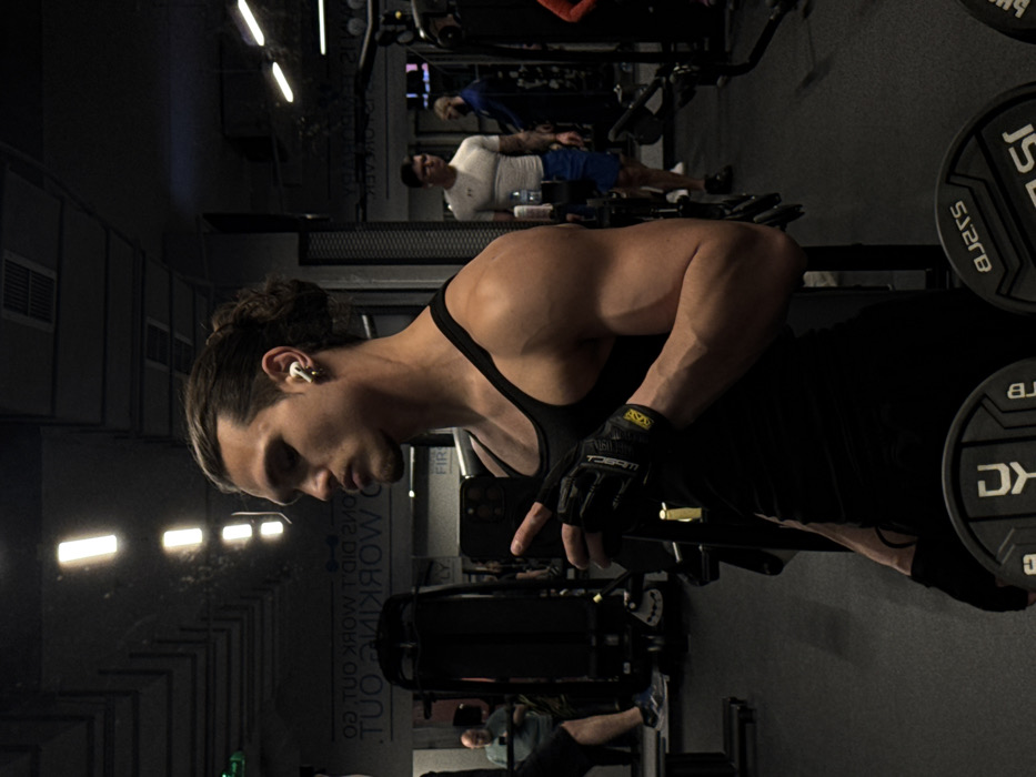 Man takes mirror selfie at Sofia gym