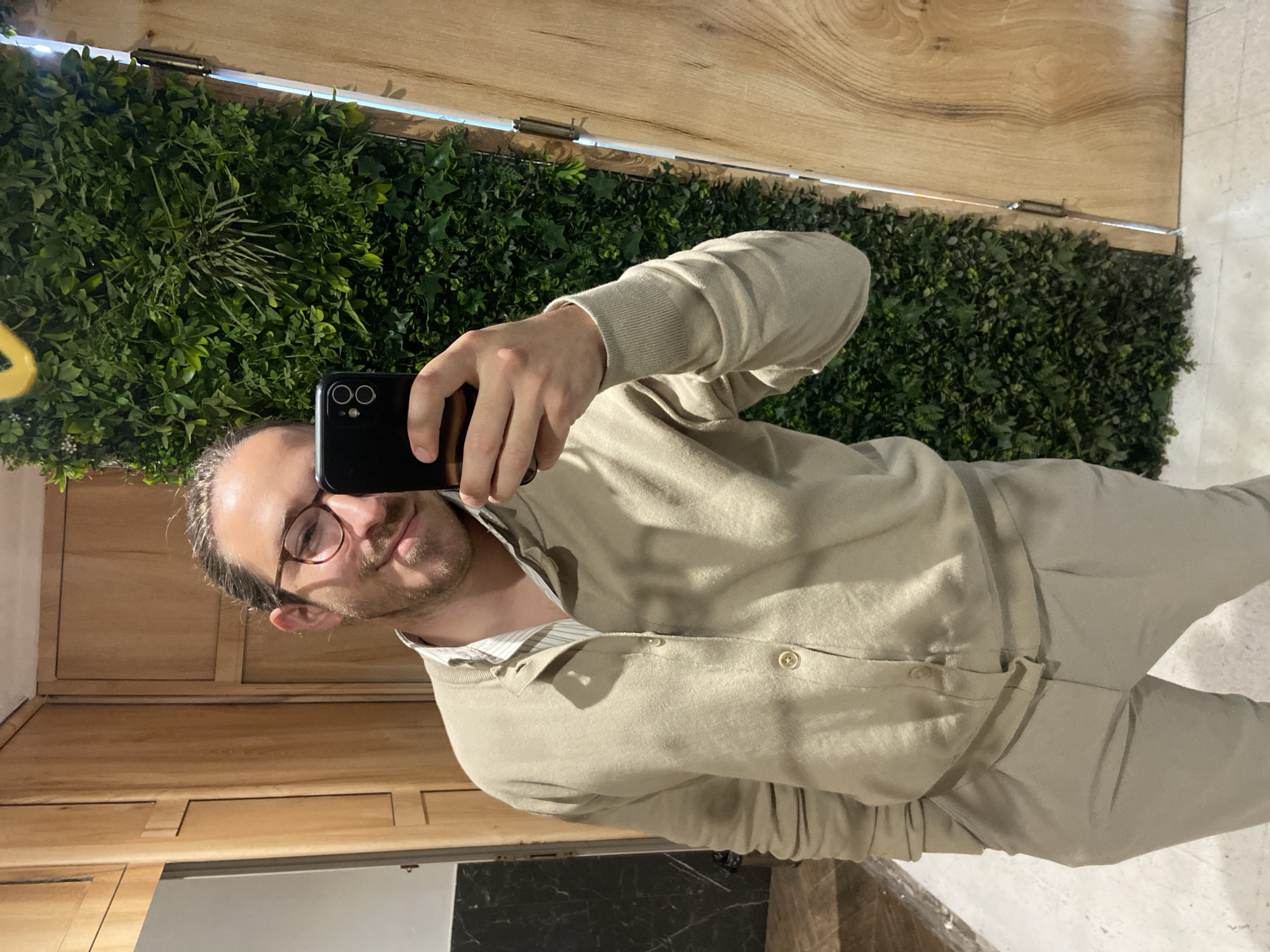 Man takes mirror selfies in Petrovac public restroom