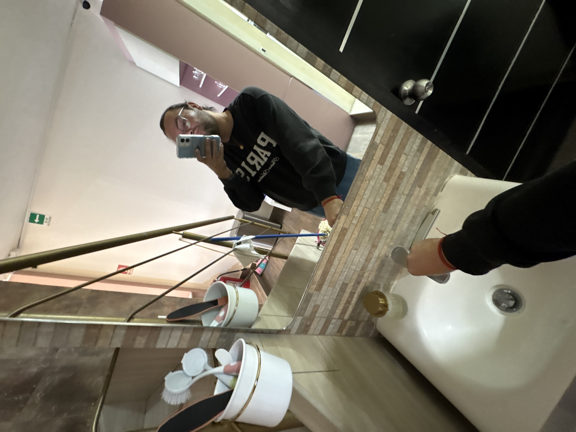 Evening nail salon visits captured in Tlaxcalancingo