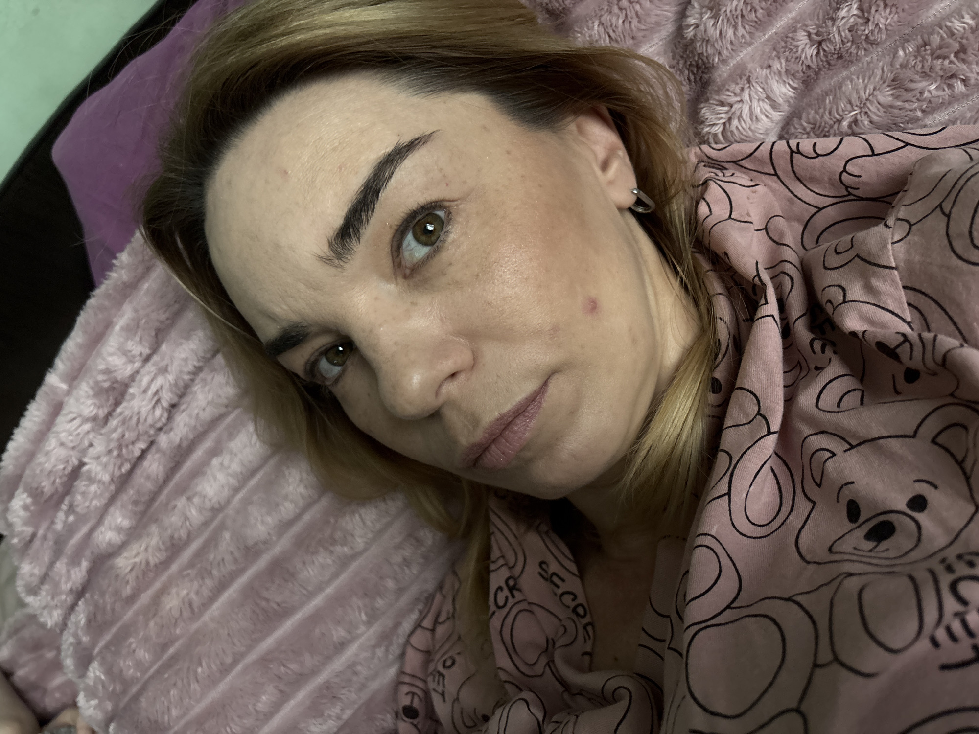 Relaxing on a pink blanket in a cozy Ladozhskoe Ozero bedroom