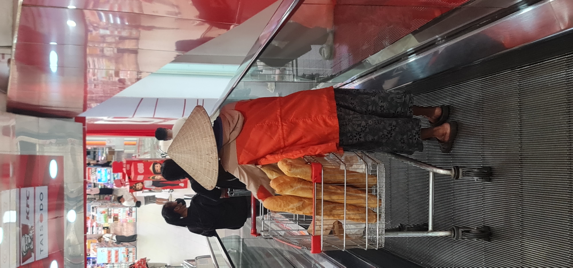 Routine urban life documented across Đà Nẵng shopping areas