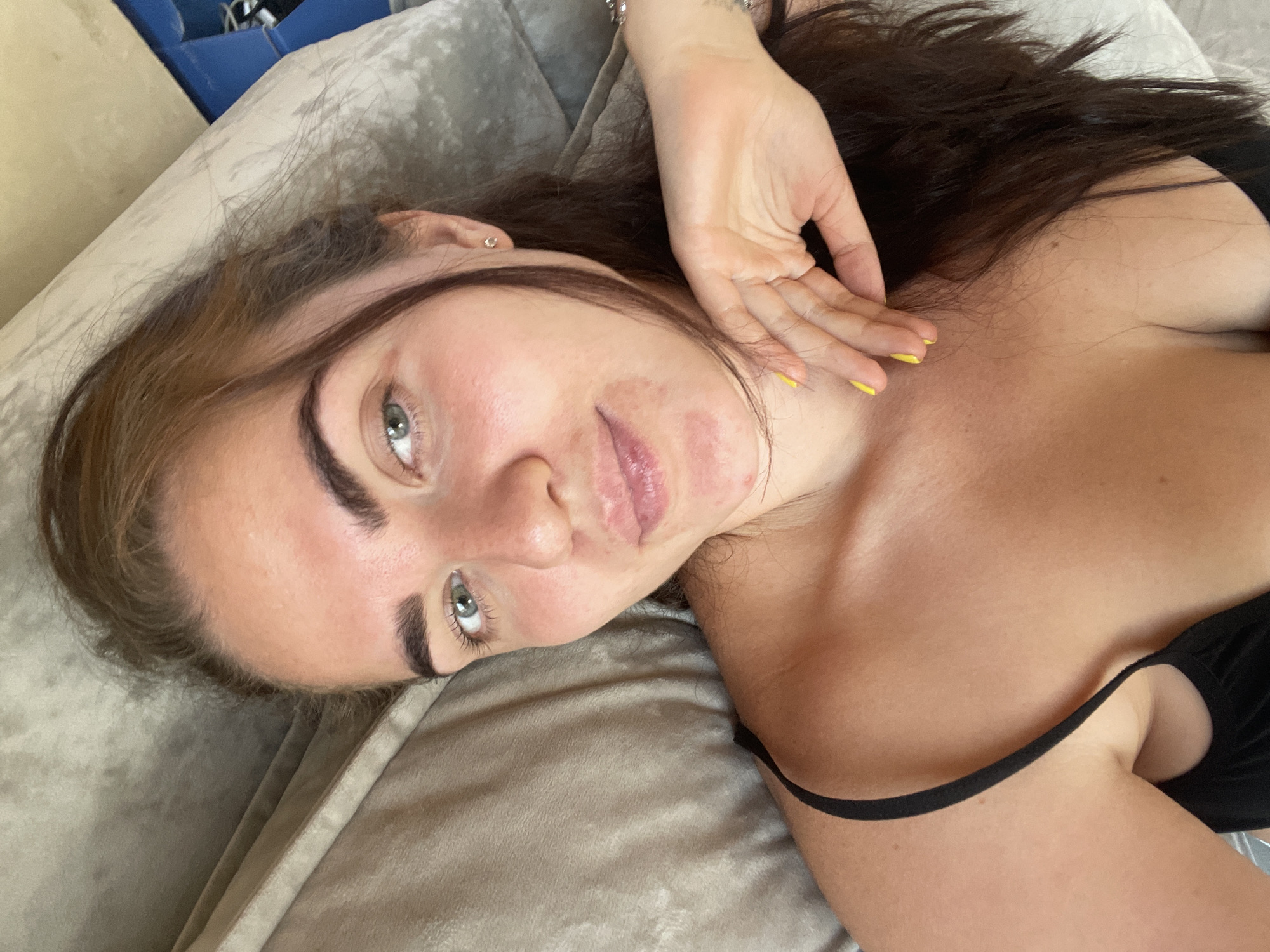 Morning routine and selfies in Moscow apartment