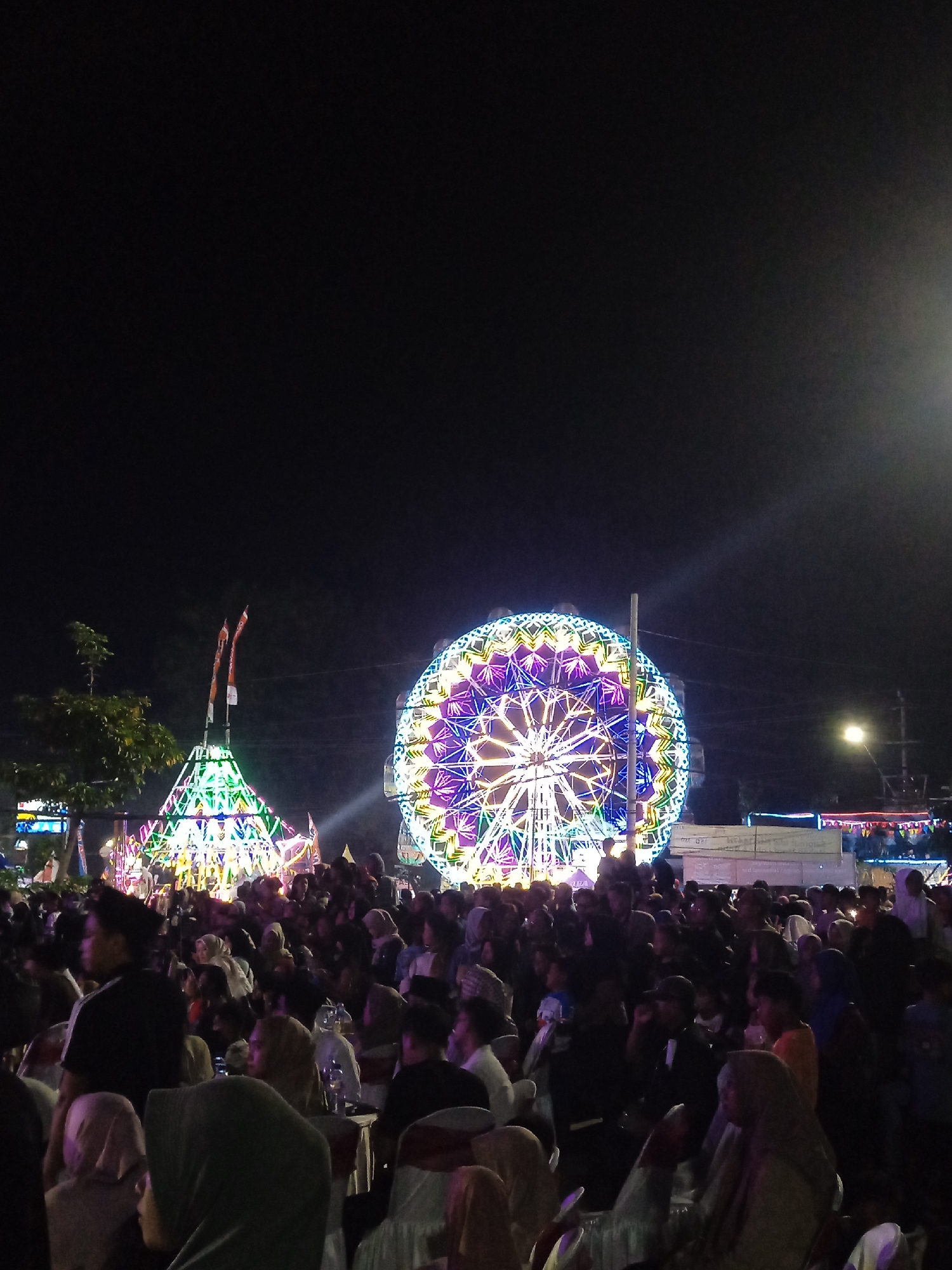 Night festival draws crowds to Kaliwungu carnival and market