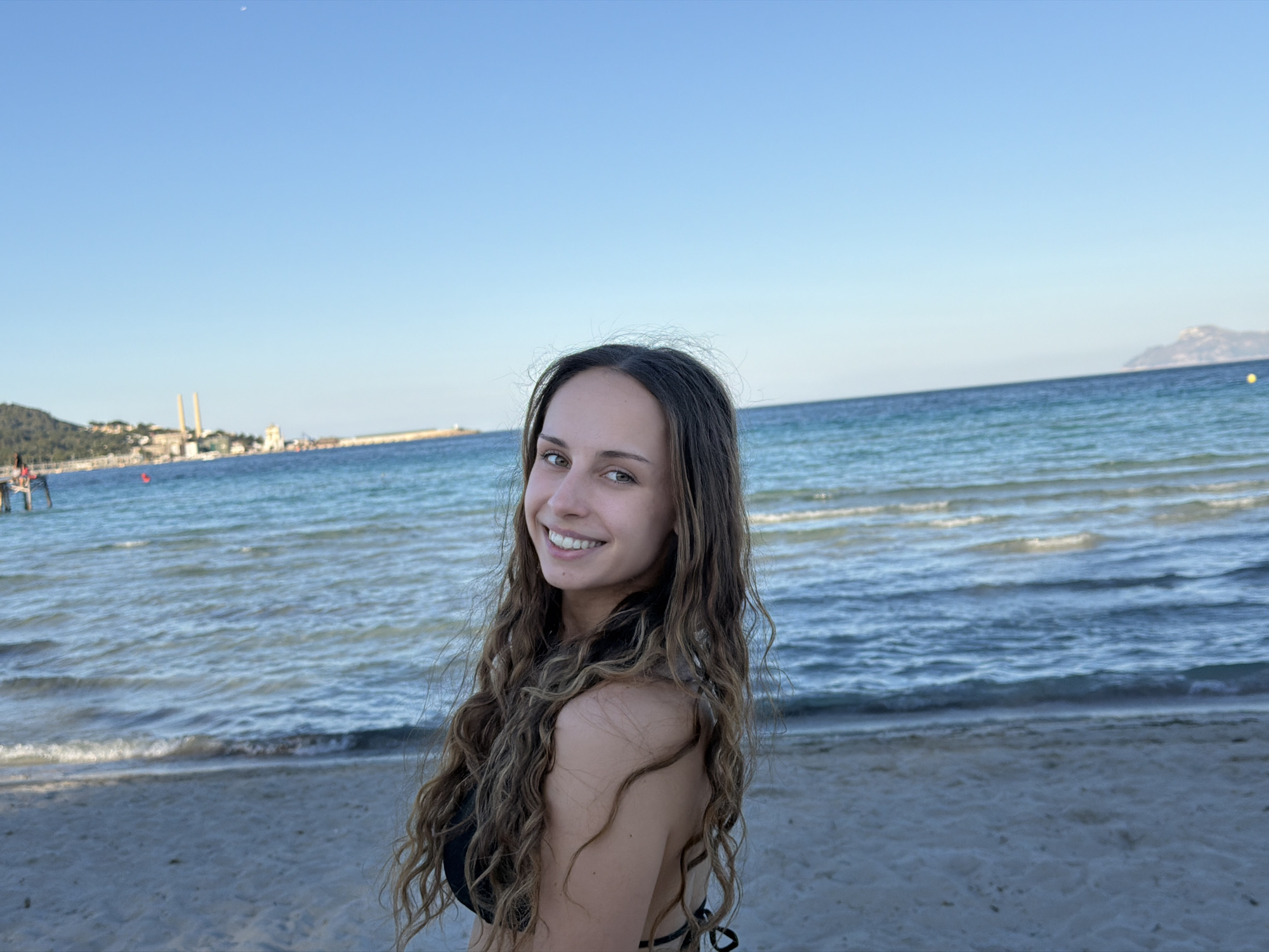 Woman poses for beach photos in Alcúdia, Spain