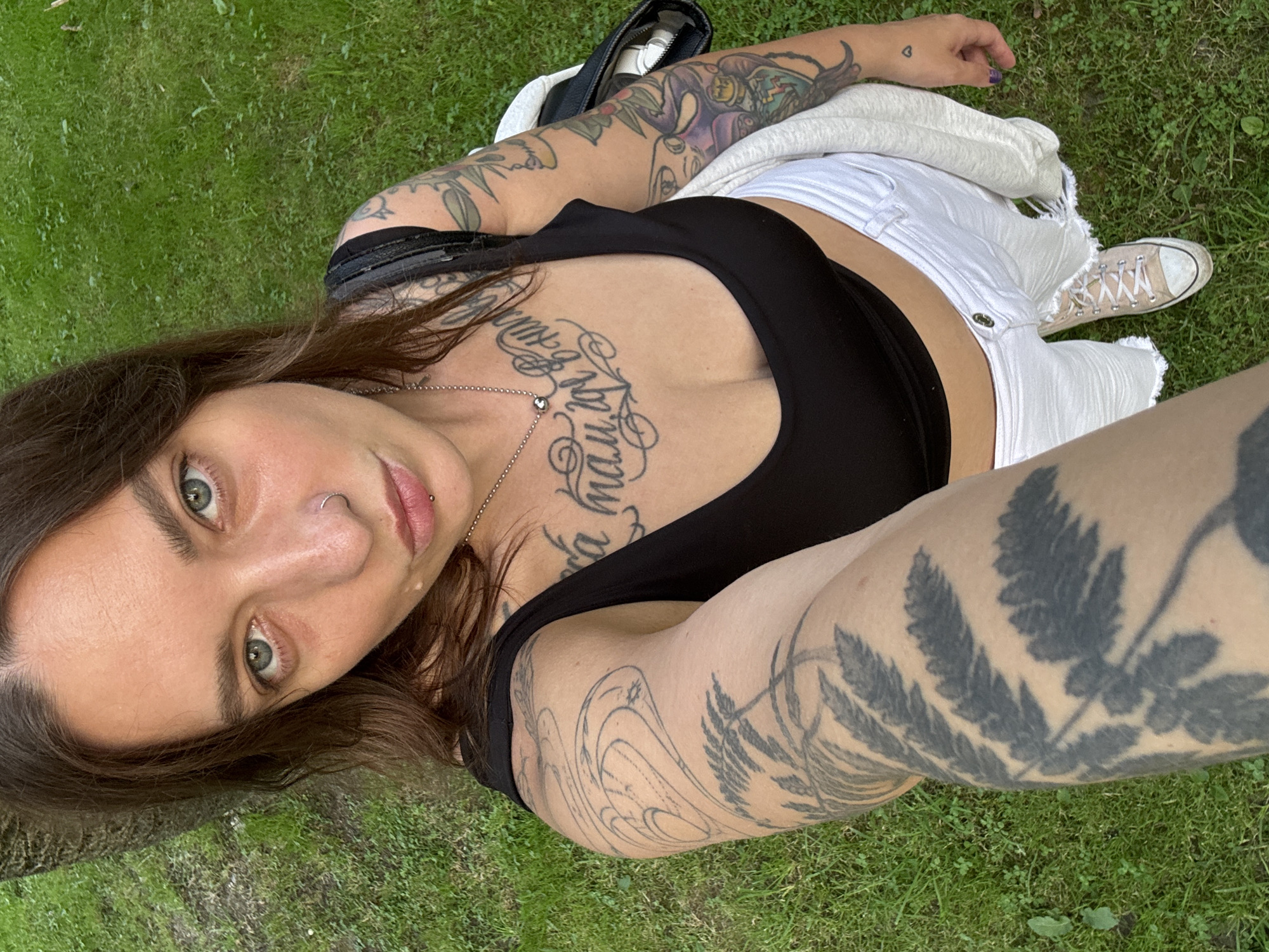 Tattooed woman enjoys afternoon selfies and dining in Sochi