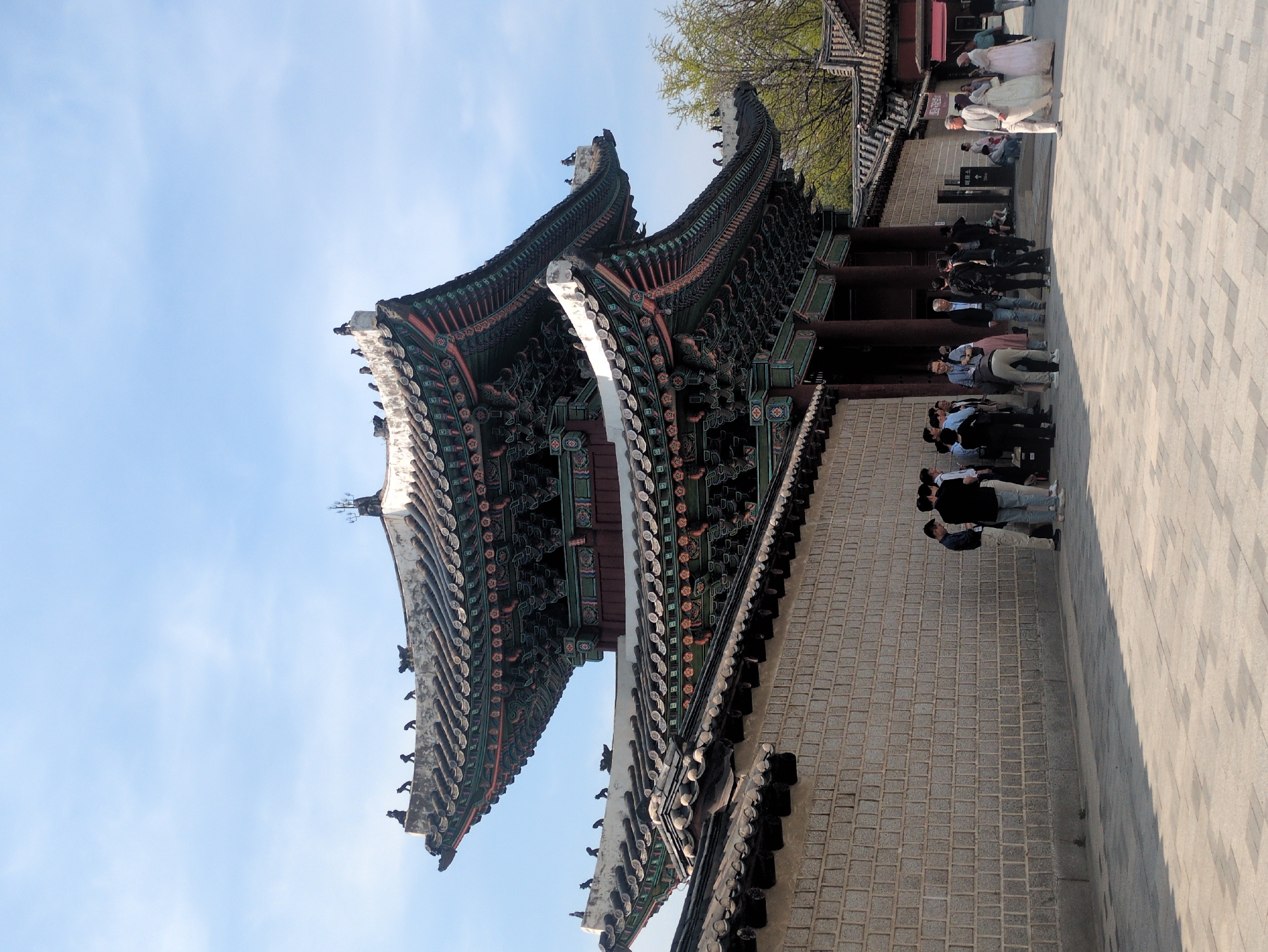 Early morning palace visit documented in Seoul's historic districts