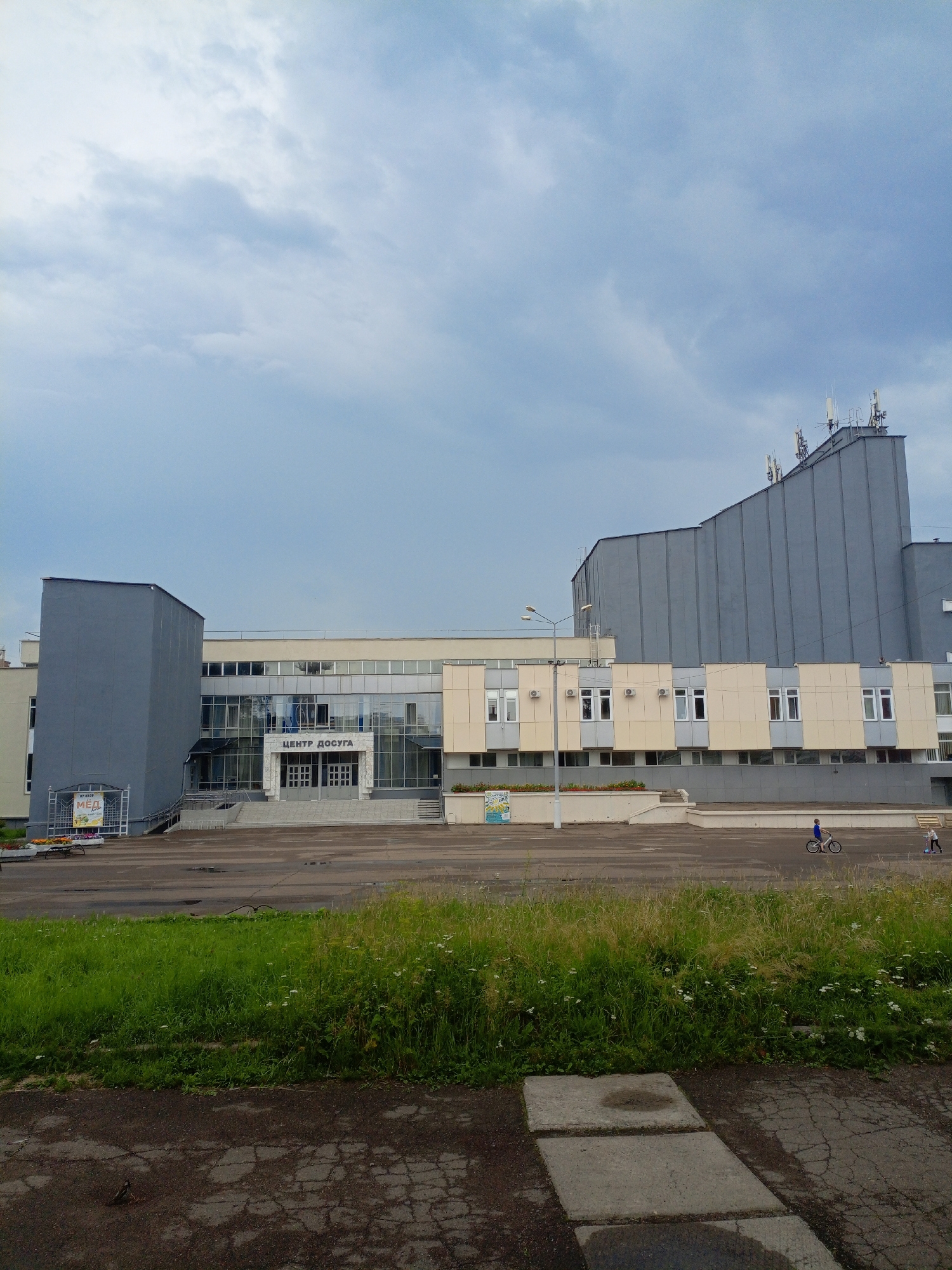 A summer morning snapshot of everyday life in Zheleznogorsk
