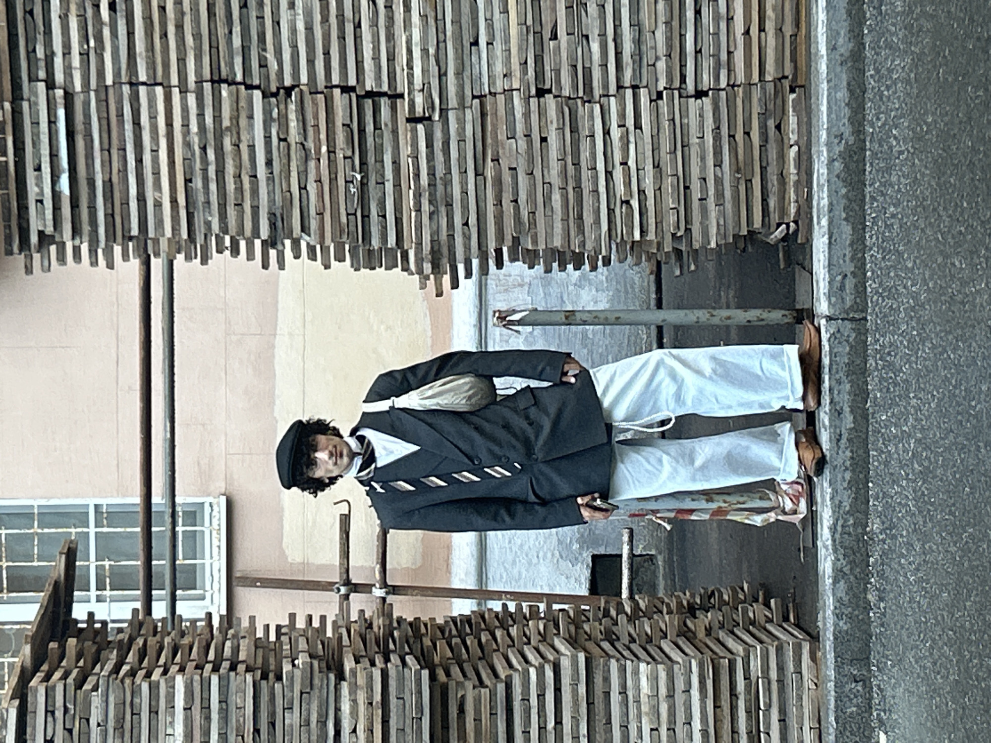 Mixed urban scenes documented at single location within minutes