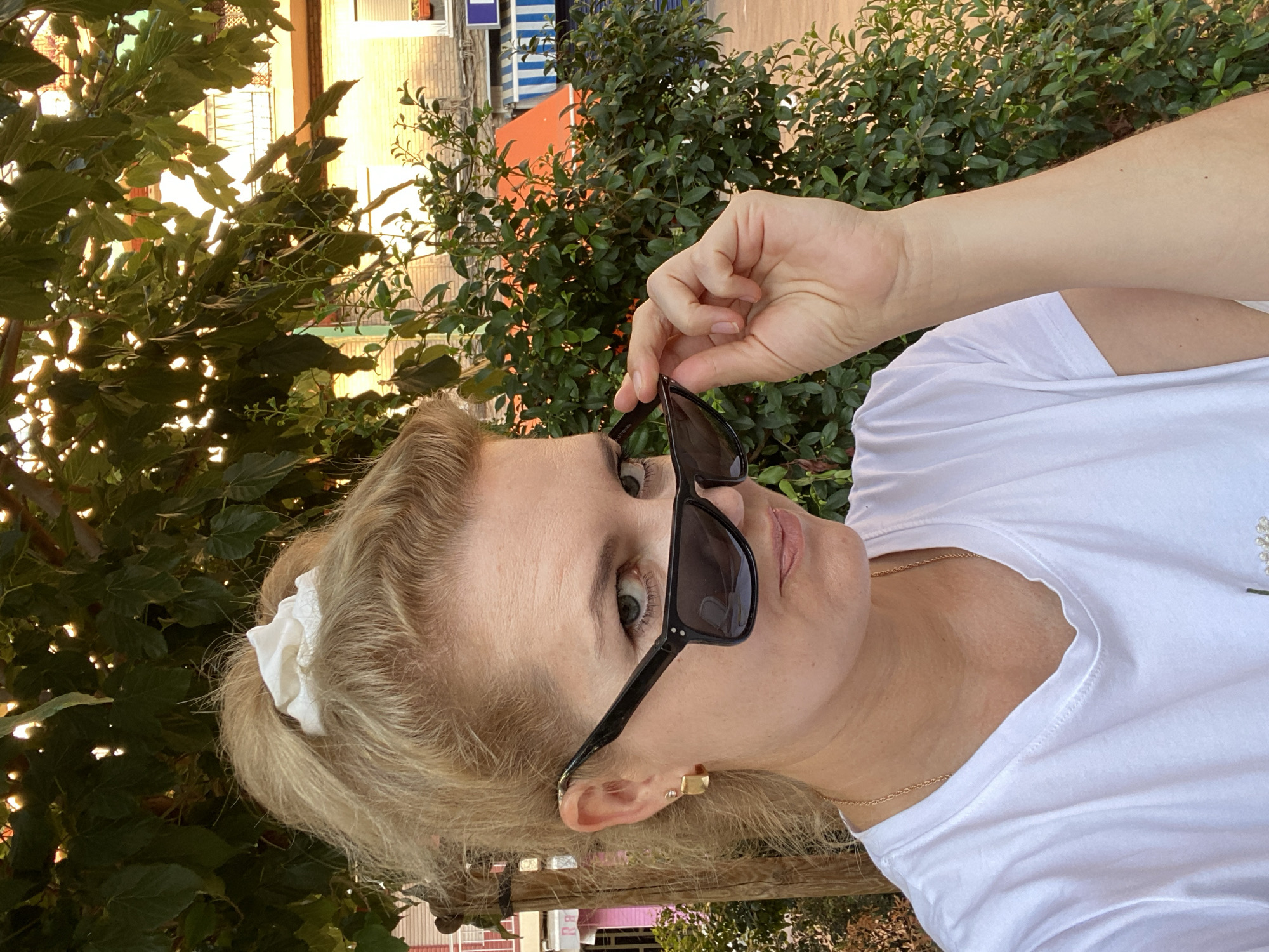 Afternoon selfies on a Valencia walkway, lemon tee and sandals