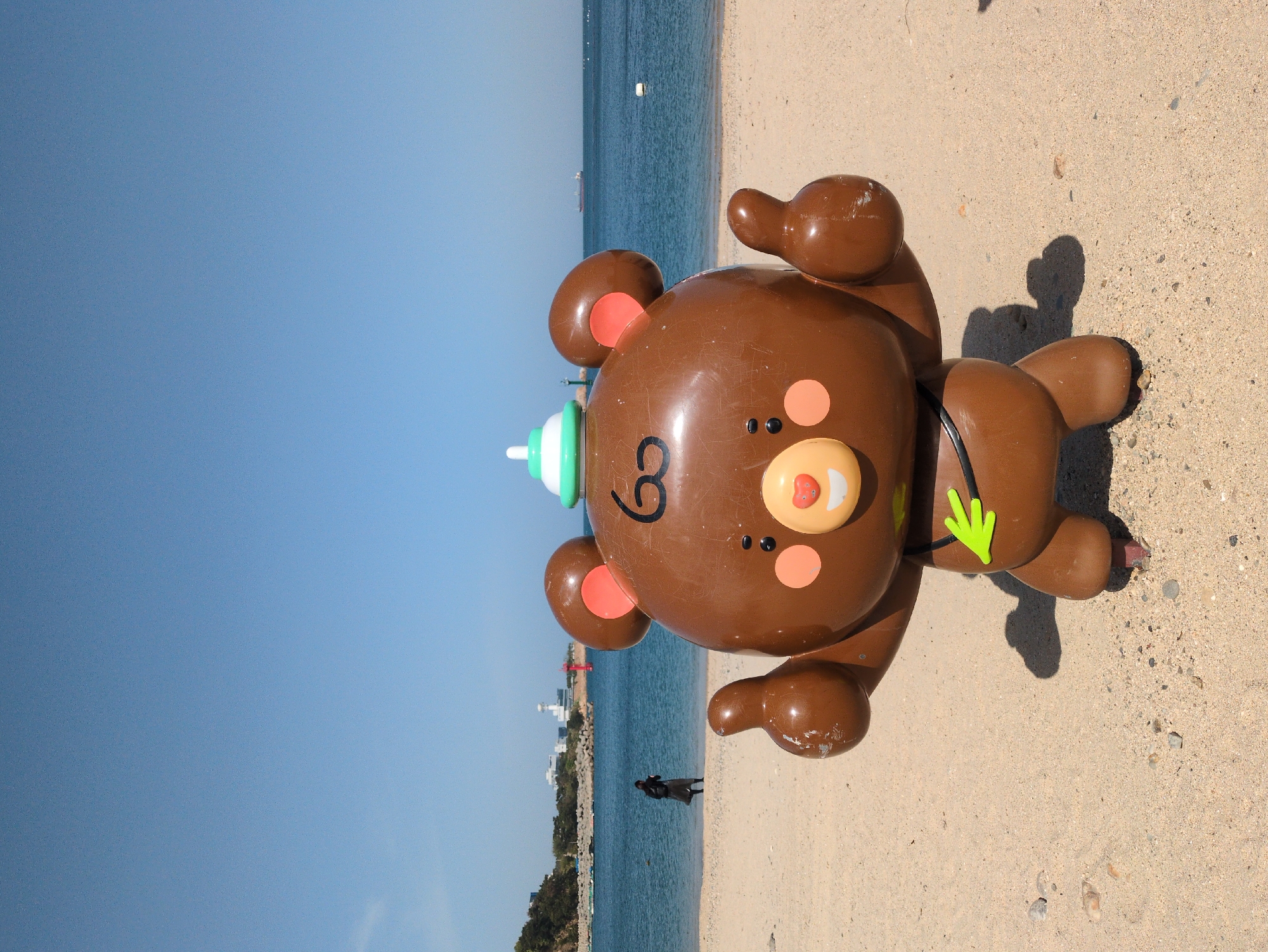 Witness documents sunny Ulsan beach scenes with cartoon installations