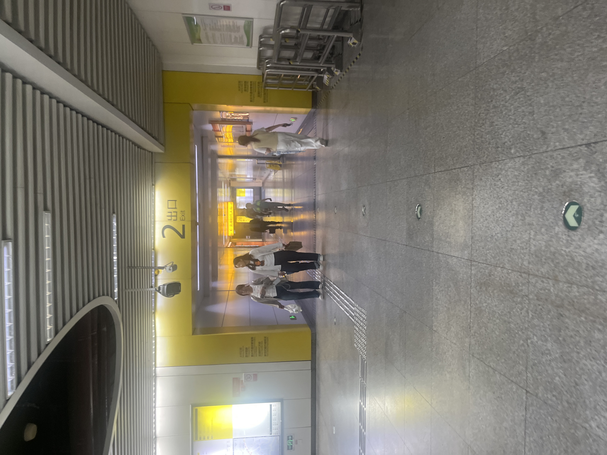 Daily life captured in Yuzhong District transit areas