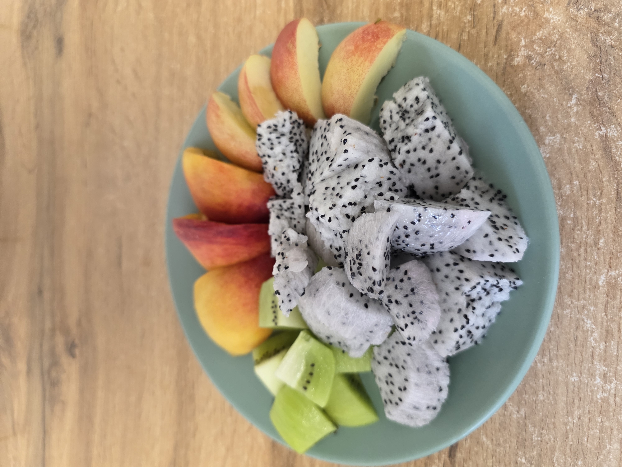 Chelyabinsk afternoon: sleeping cat, fruit plates, summer sky