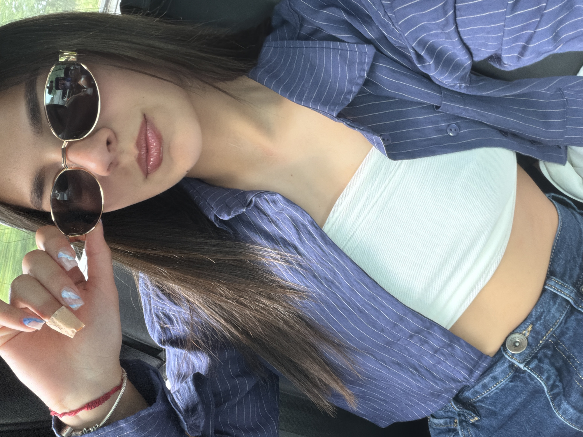 Woman in sunglasses spotted in vehicle in Polski Trambesh