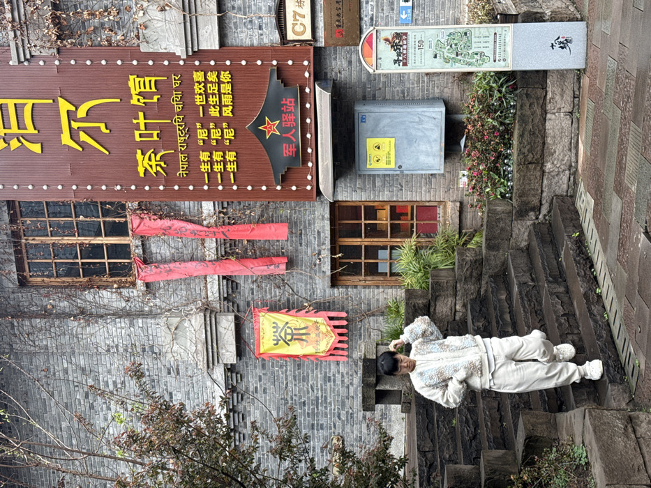 Morning street life and cultural performances documented in Chongqing