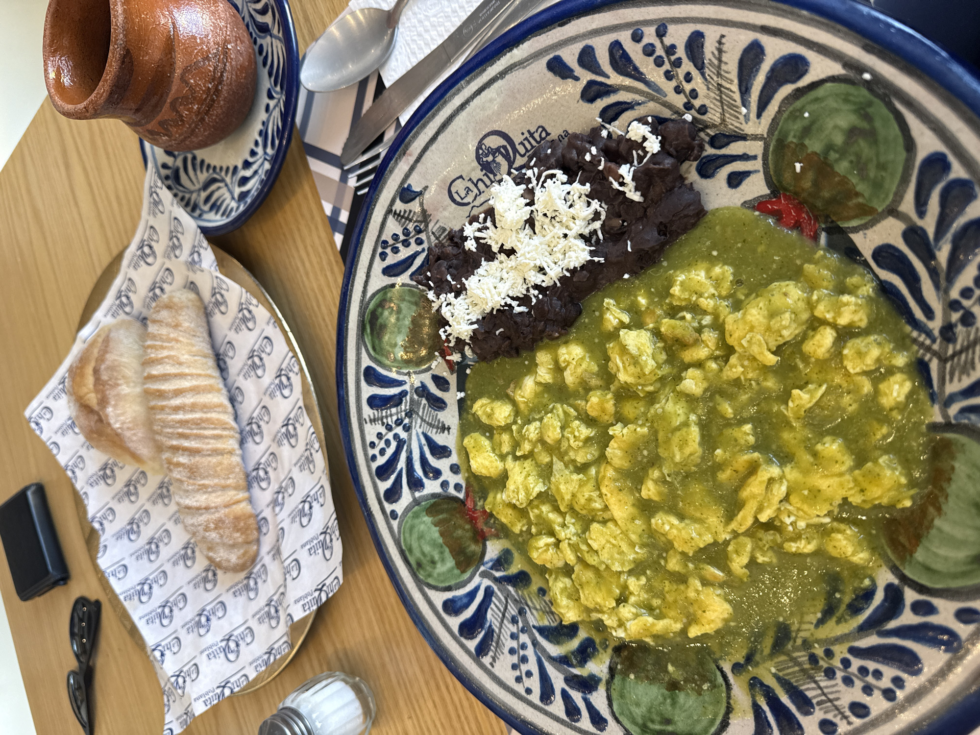 Restaurant dining scene captured in Tlaxcalancingo, Mexico