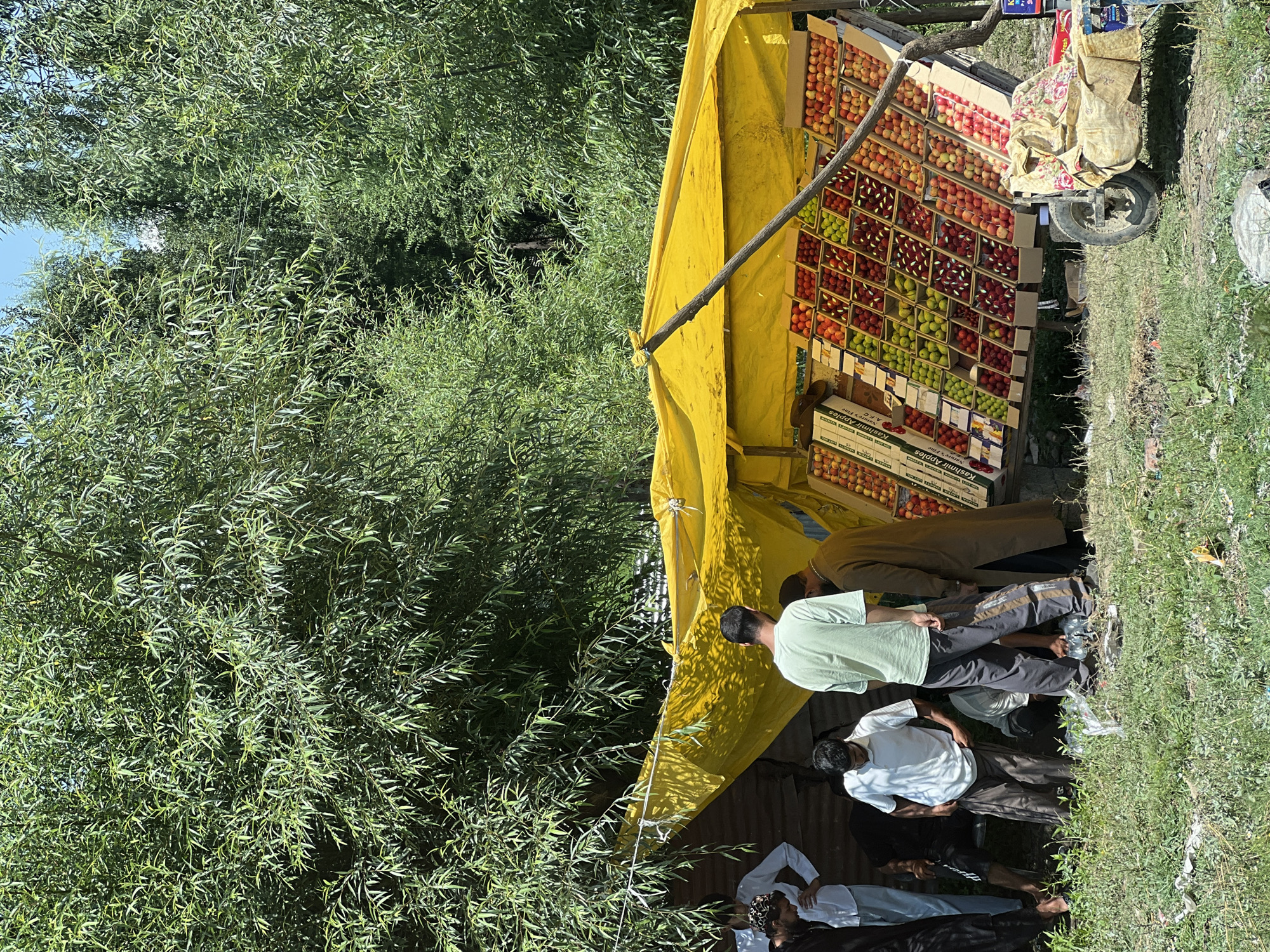 Roadside life in Ujroo along the Jammu-Qazigund route