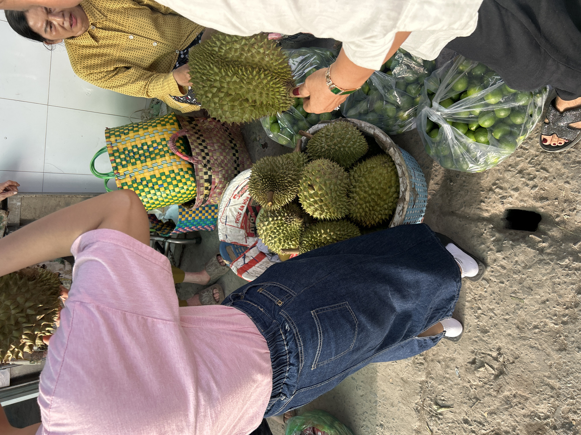 Evening fruit market activity documented in An Hữu Vietnam