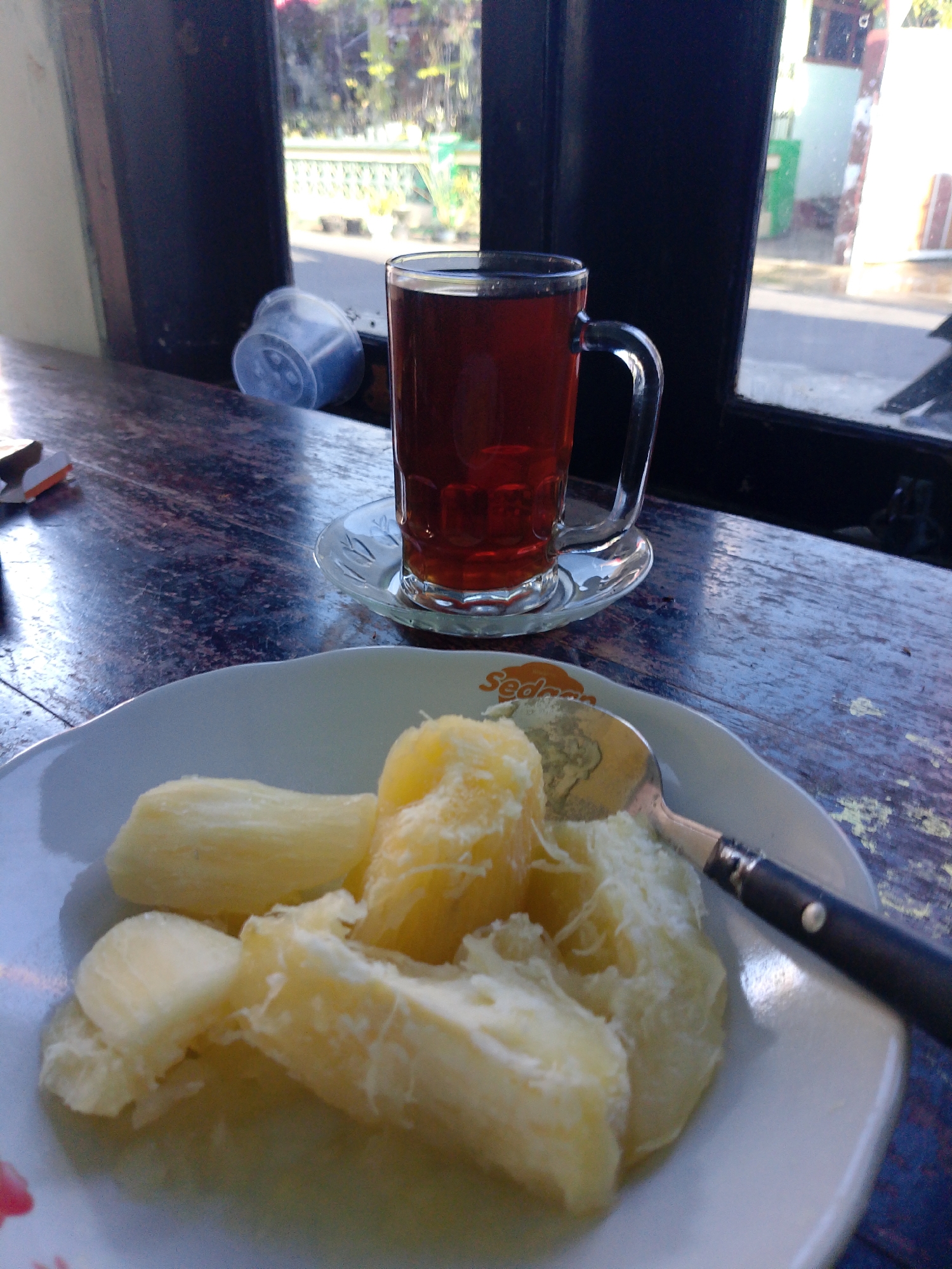 Morning at a Banyuwangi warung, tea and street details