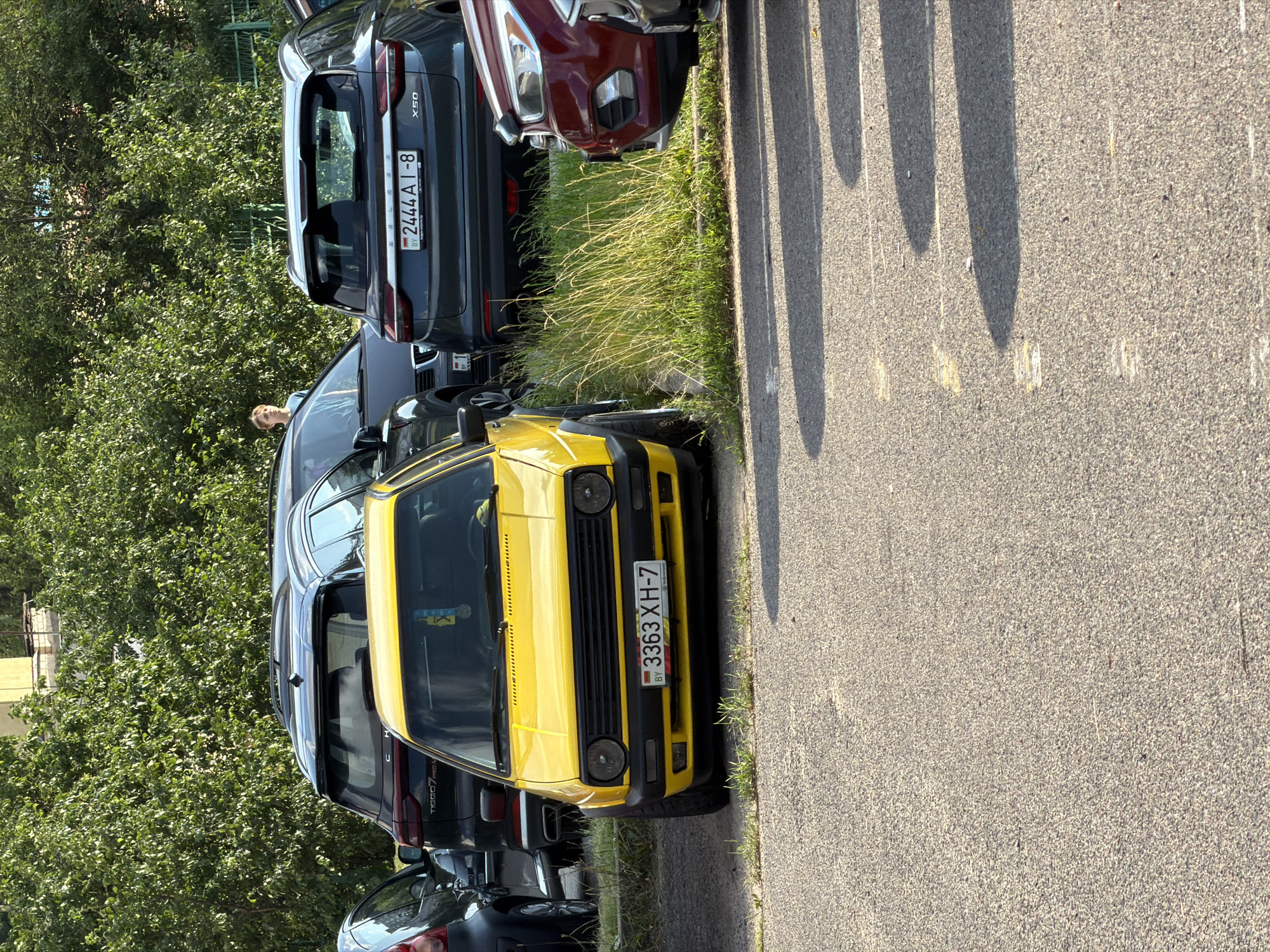 Classic cars, park paths, and summer afternoon scenes in Minsk