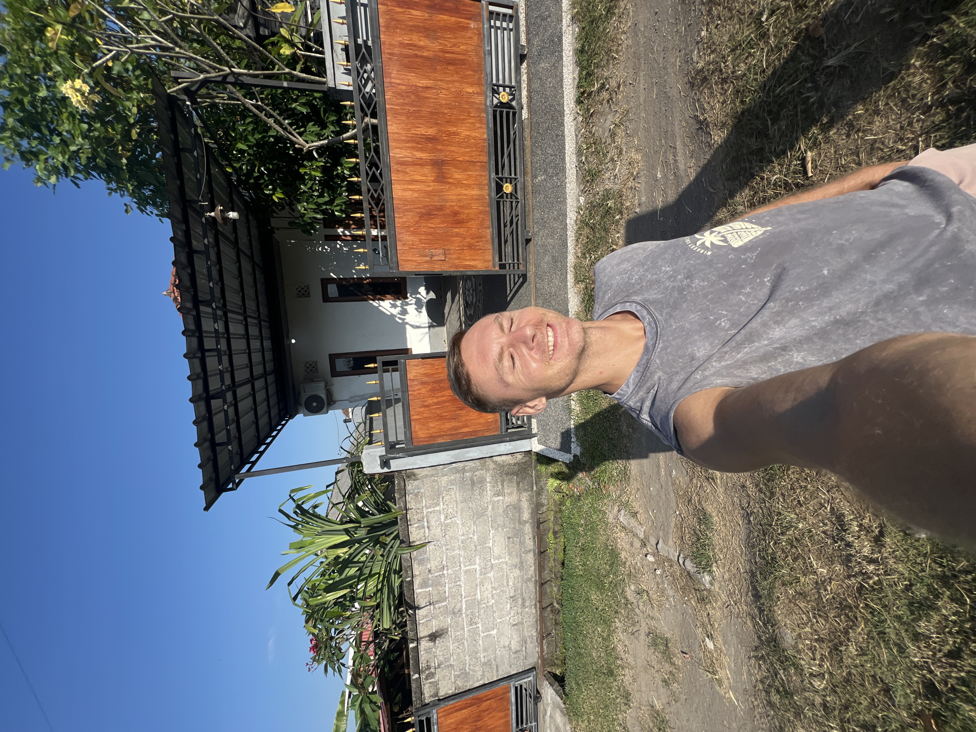 Heterochromatic white cat spotted throughout Sukawati, Indonesia streets