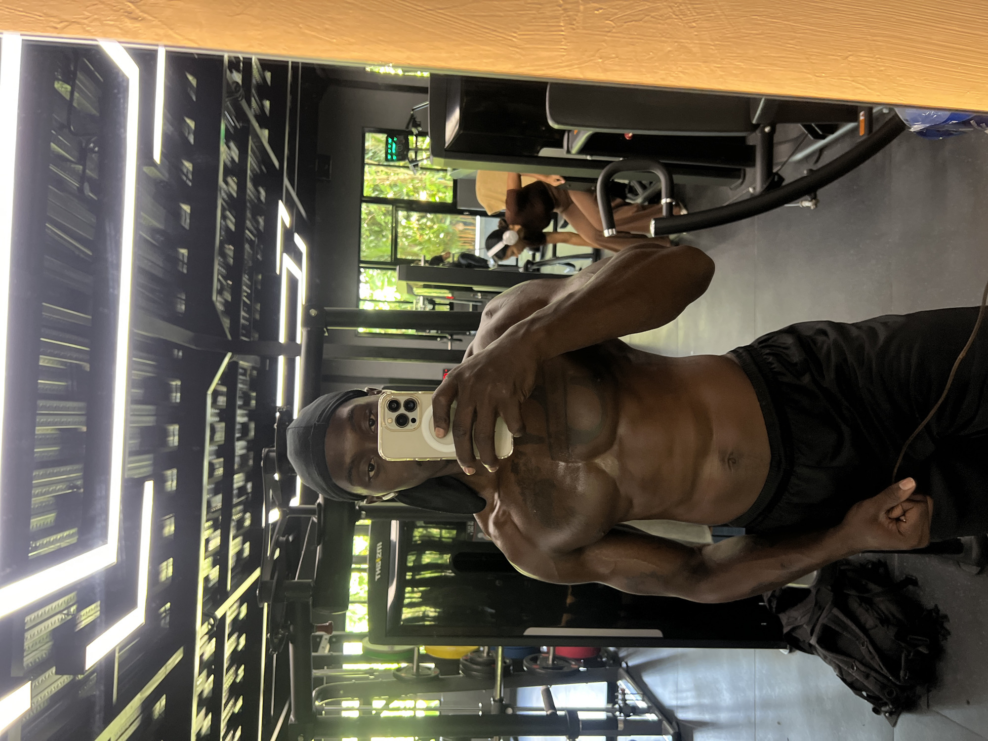 Man takes gym selfie in Canggu fitness center