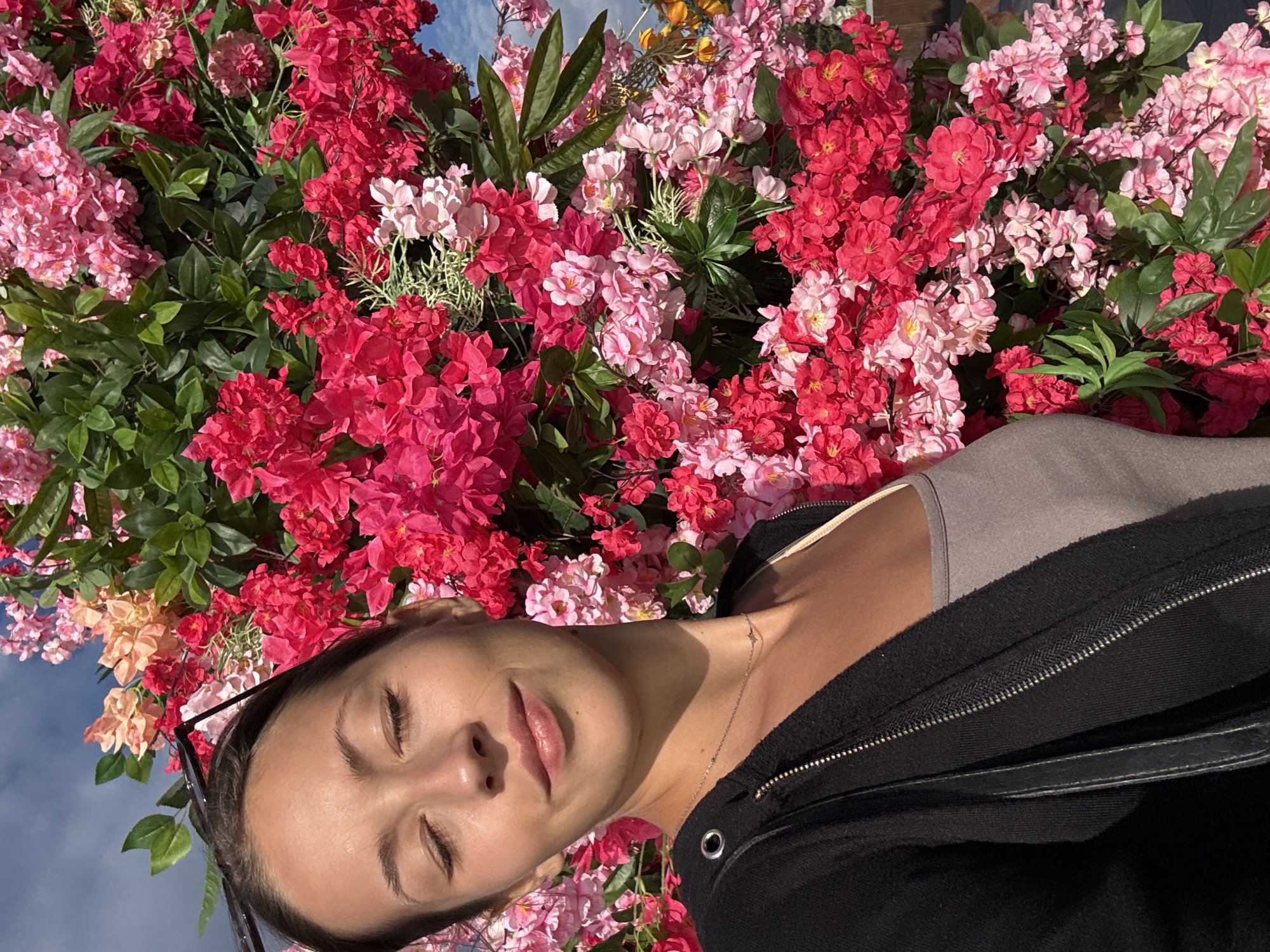 Spring blooms and weekend leisure activities documented across Moscow