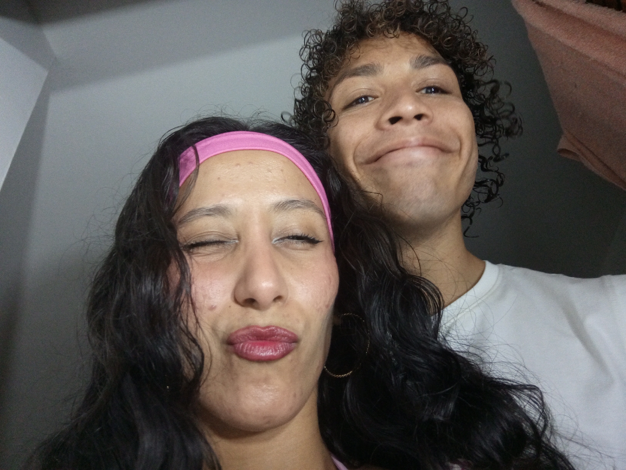 Woman documents evening makeup routine in Porlamar, Venezuela bathroom