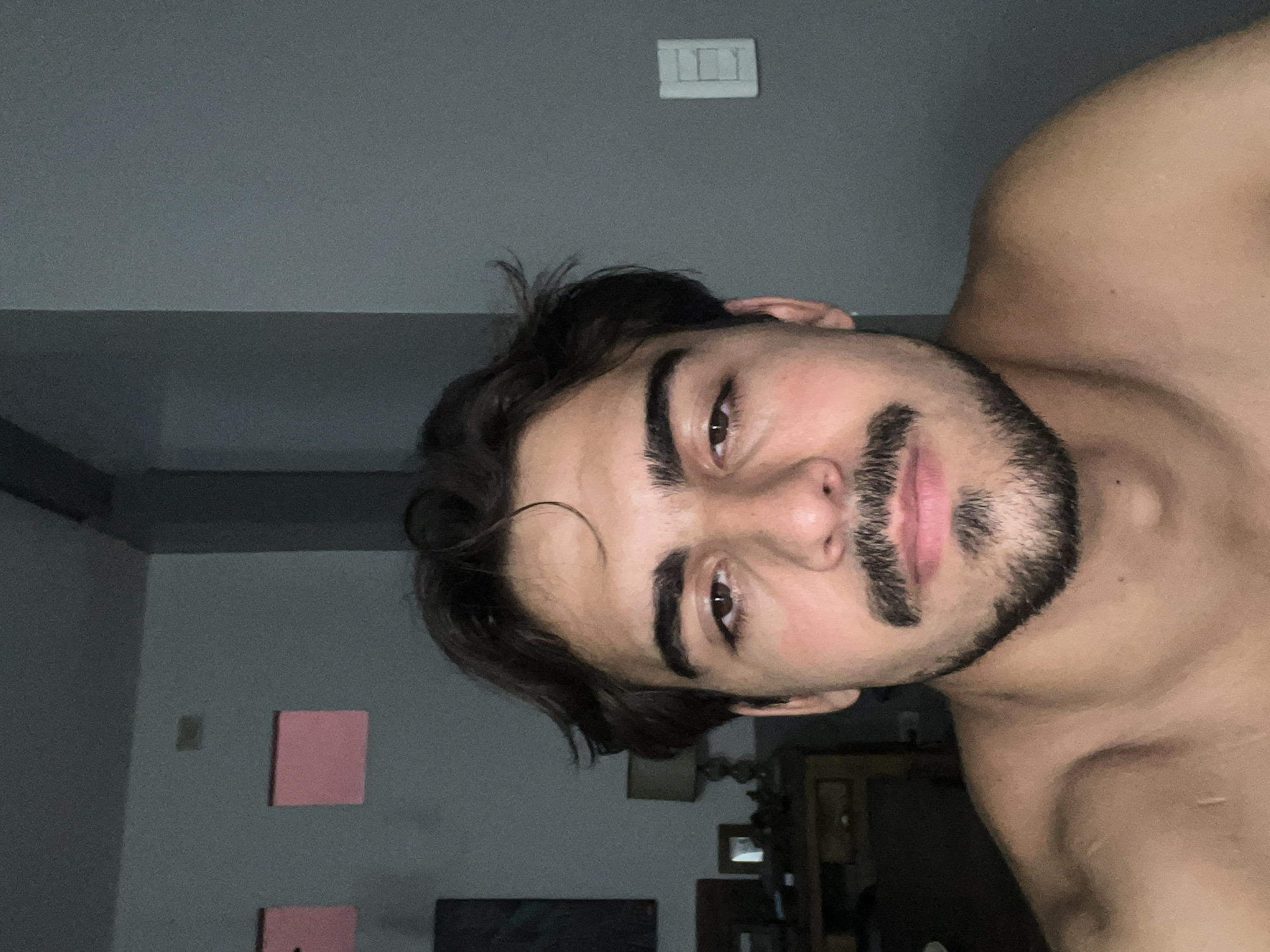 Man takes selfies indoors in Avellaneda apartment