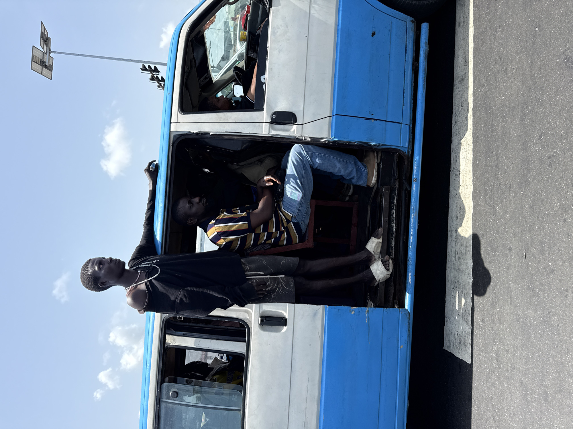 Minibus with three passengers observed in Lekki, Nigeria